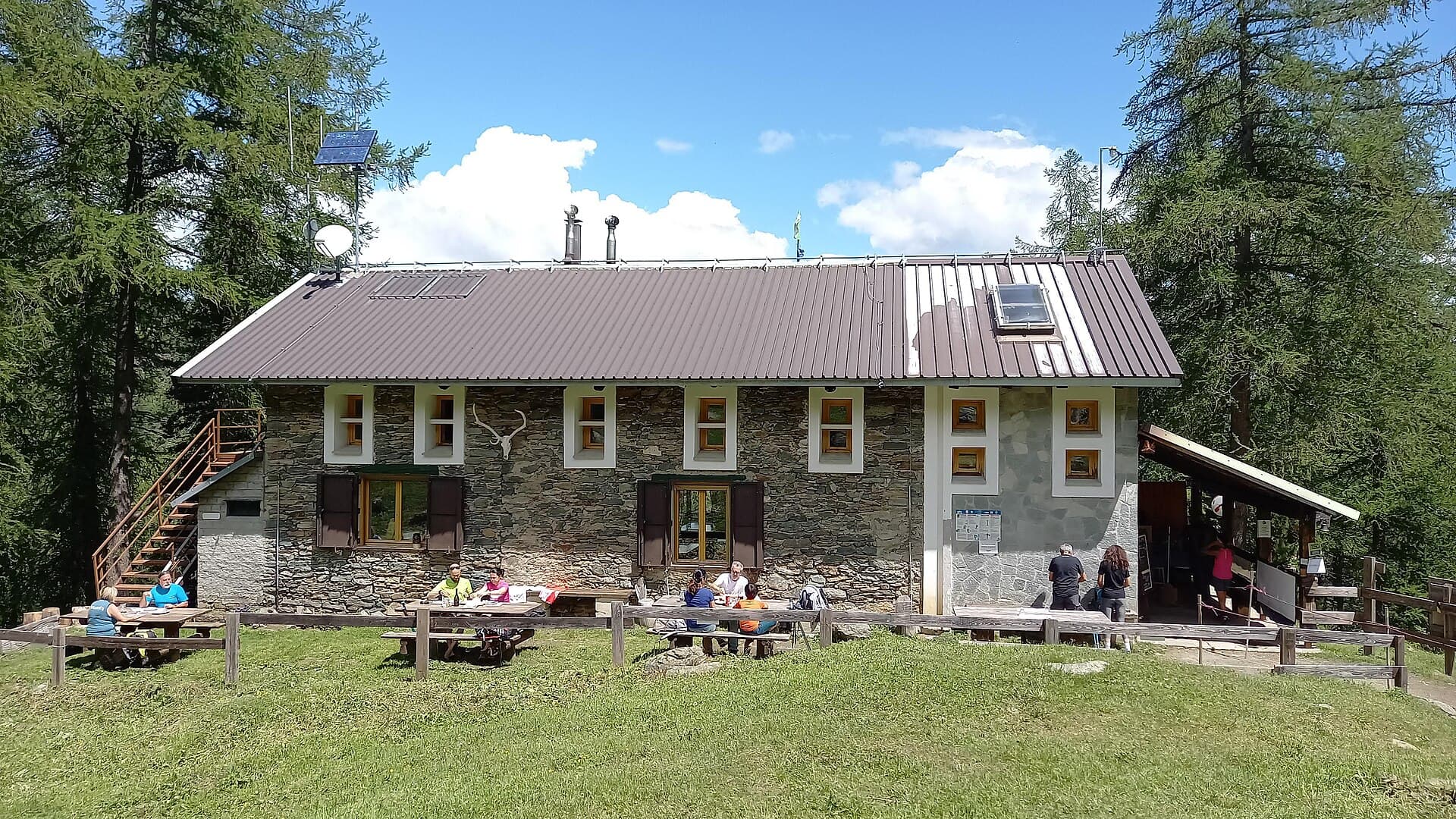 Rifugio Toesca (via Wikimedia Commons, CC BY-SA 4.0)