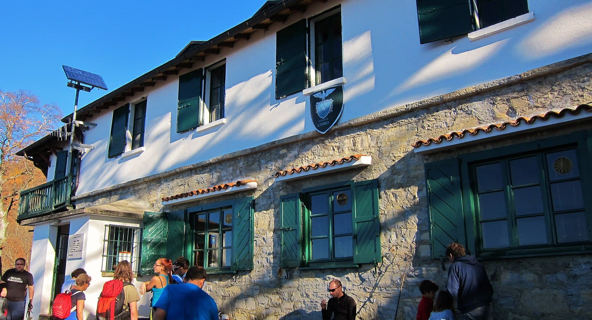 Rifugio Riella (via Wikimedia Commons, CC BY-SA 4.0)