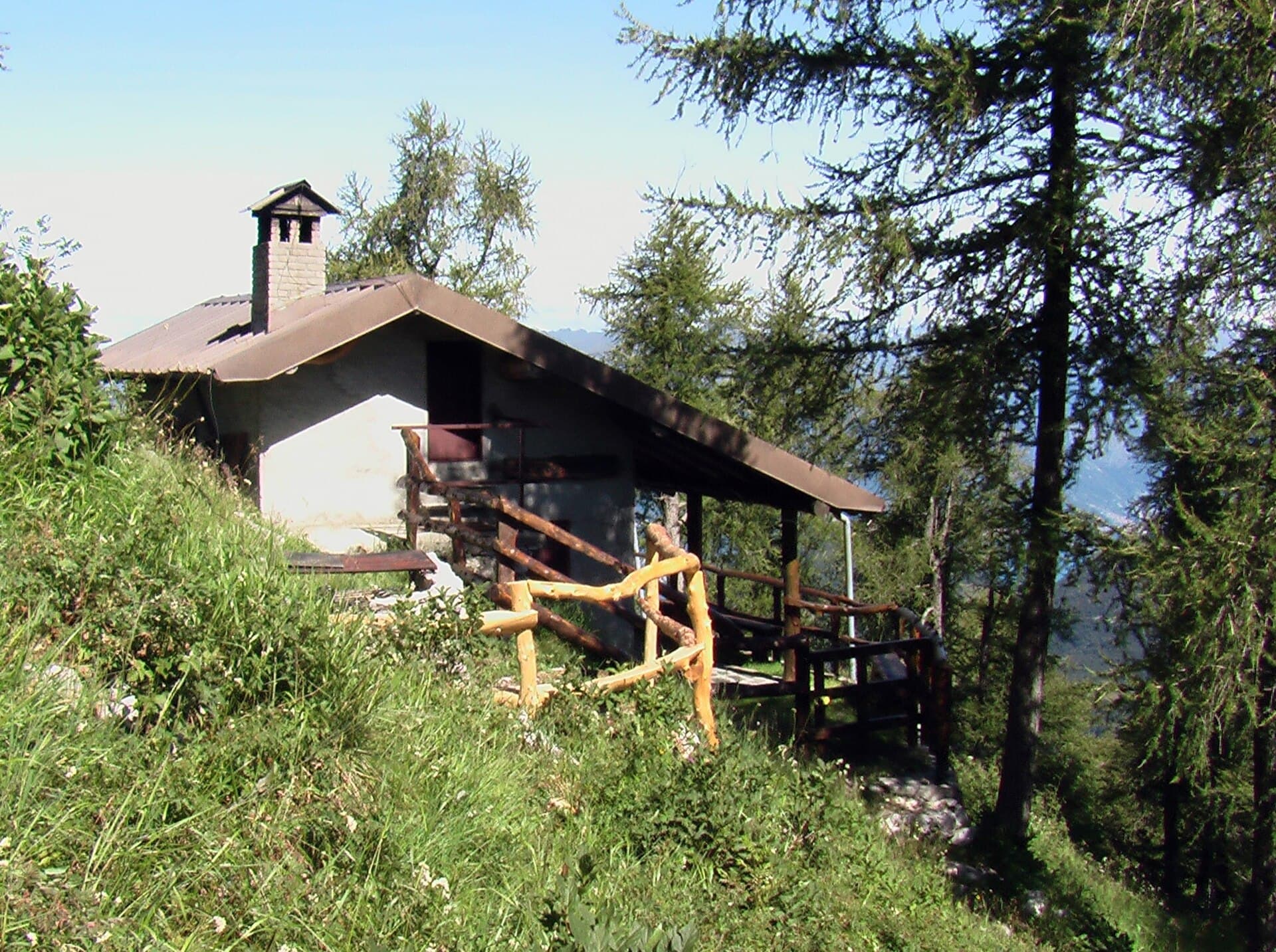 Bivacco Baitello dell'amicizia (via Wikimedia Commons, CC BY-SA 3.0)