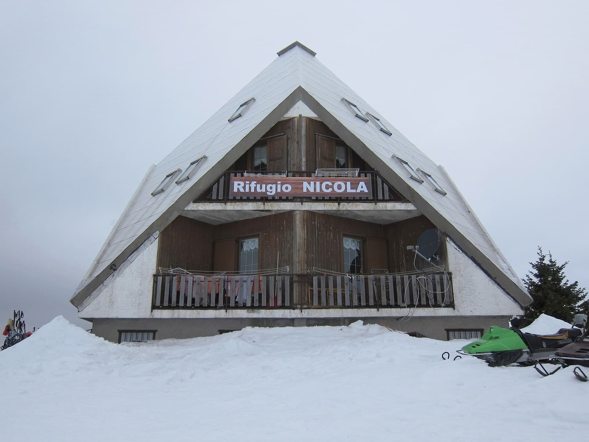 Rifugio Nicola (via Wikimedia Commons, CC BY-SA 4.0)