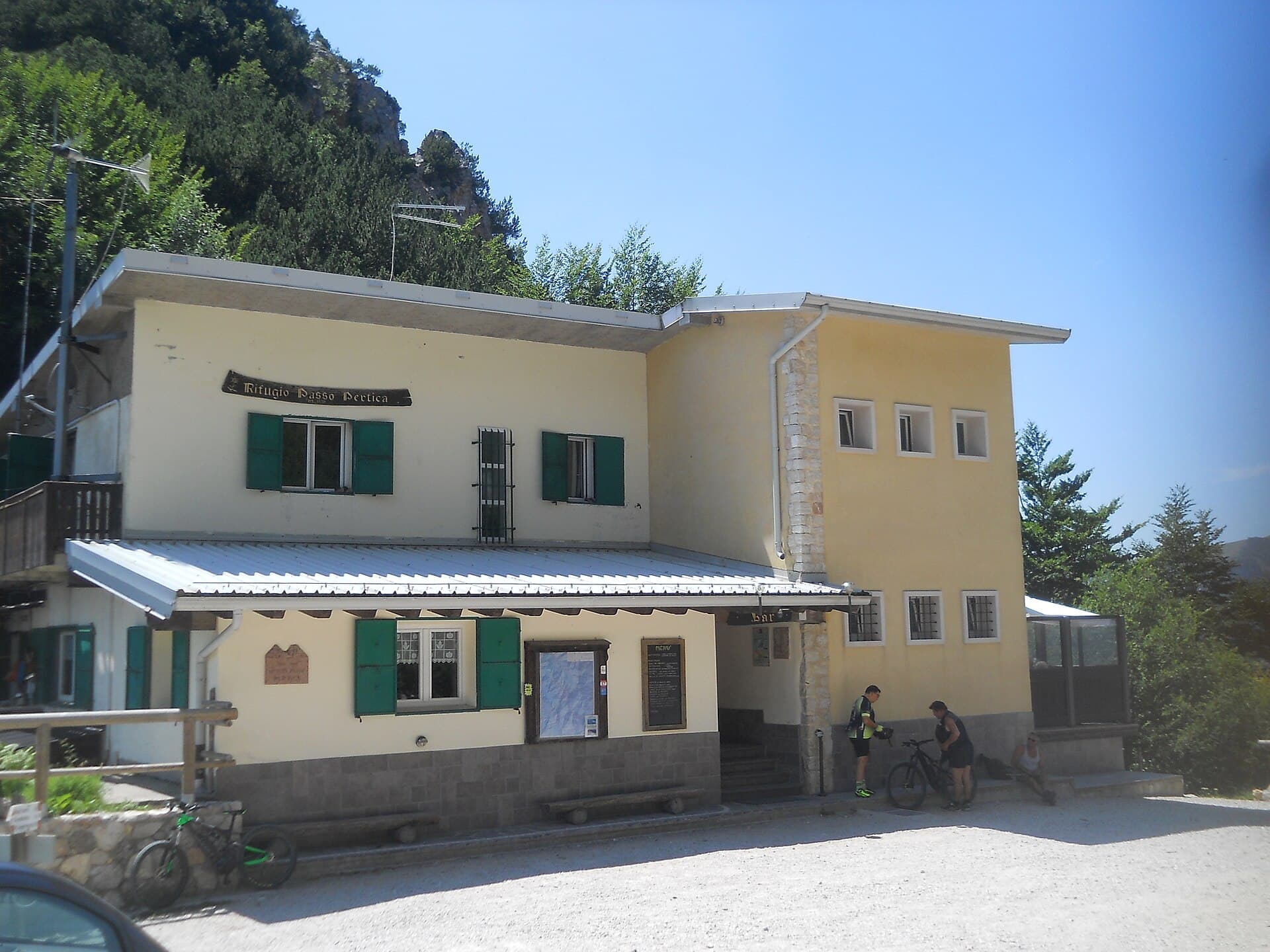 Rifugio Passo Pertica (via Wikimedia Commons, CC BY-SA 4.0)