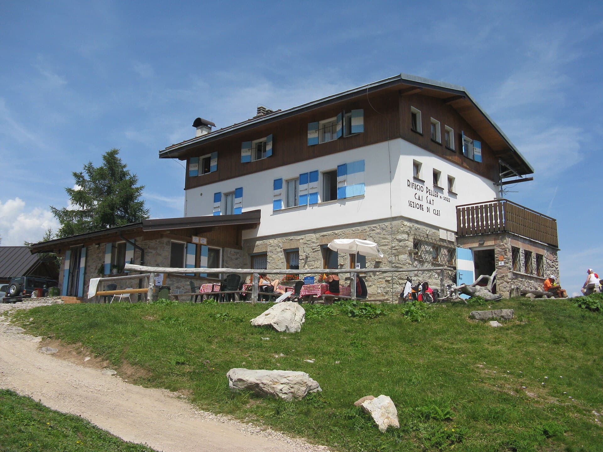 Rifugio Peller (via Wikimedia Commons, CC BY-SA 3.0)