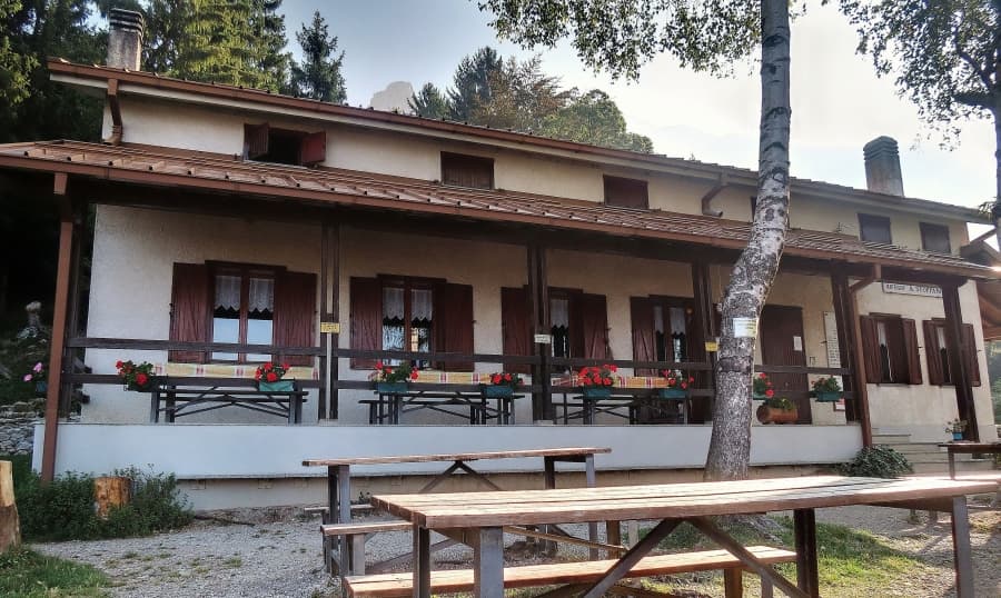 Rifugio Antonio Stoppani (via Wikimedia Commons, CC BY-SA 4.0)
