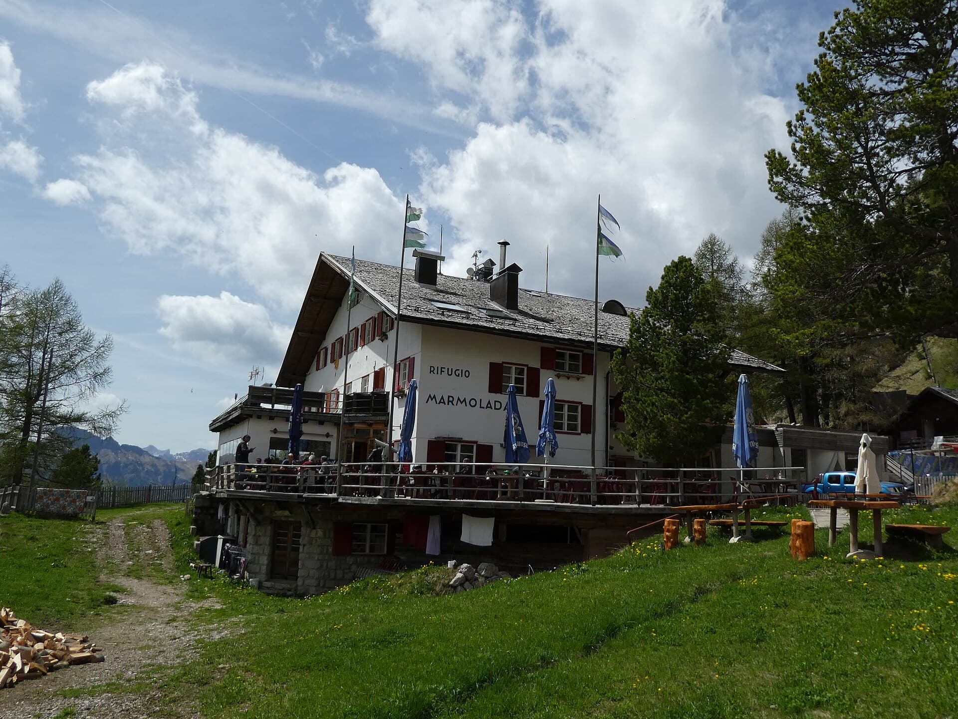 Rifugio Marmolada Castiglioni (via Wikimedia Commons, CC BY-SA 4.0)