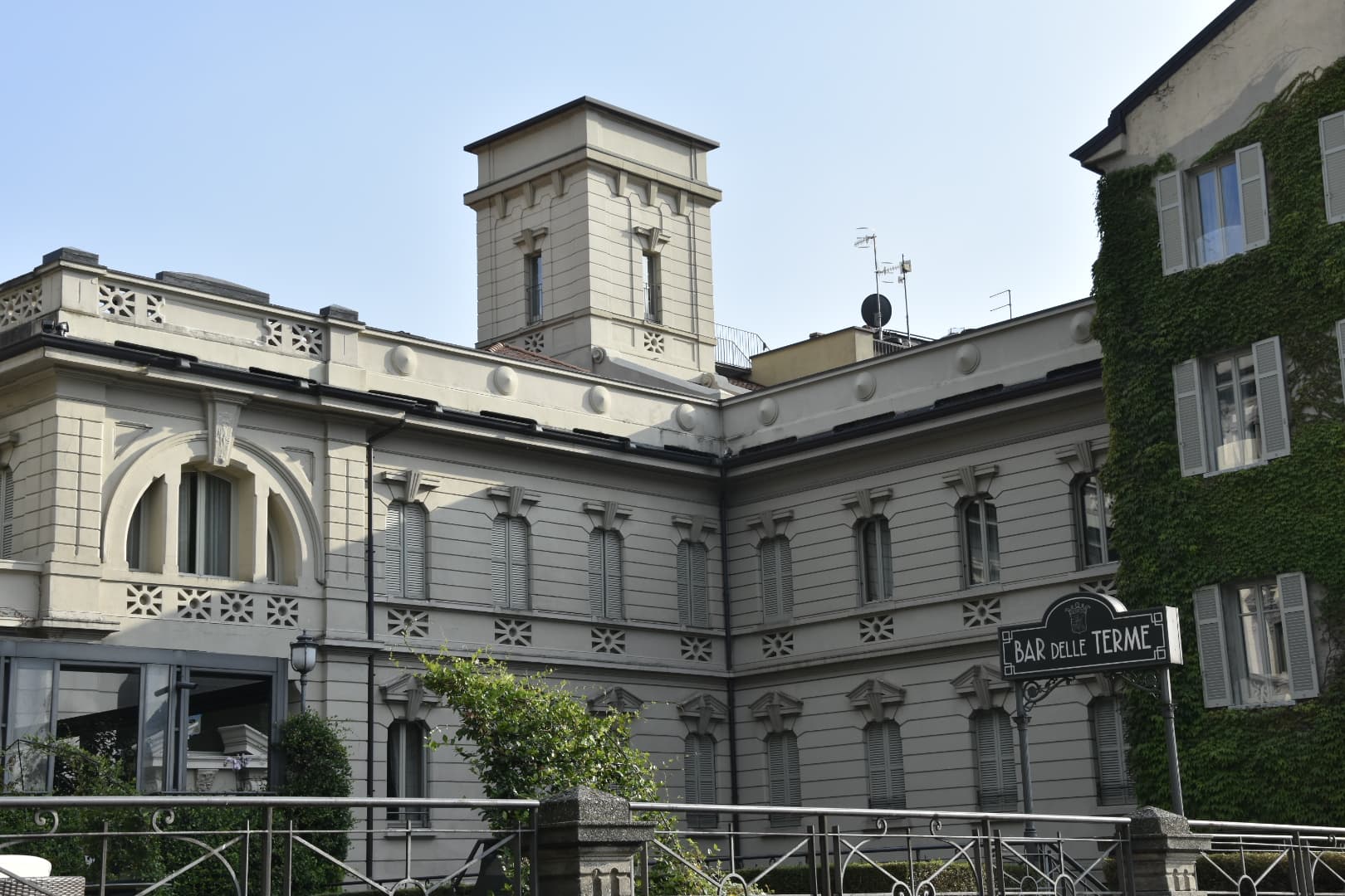 Hotel Albergo Terminus (via Wikimedia Commons, CC BY-SA 4.0)