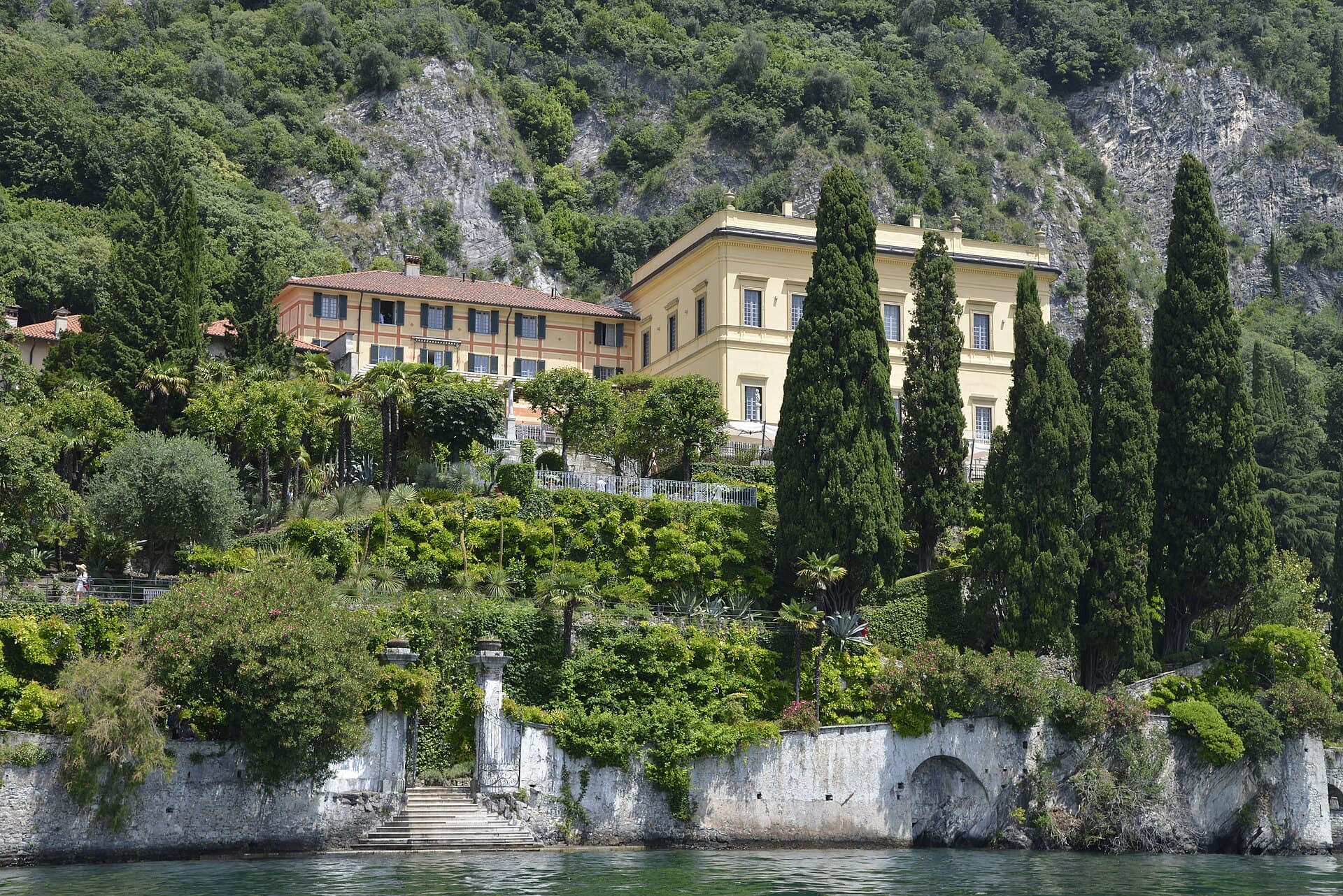 Villa Cipressi (via Wikimedia Commons, CC BY-SA 4.0)