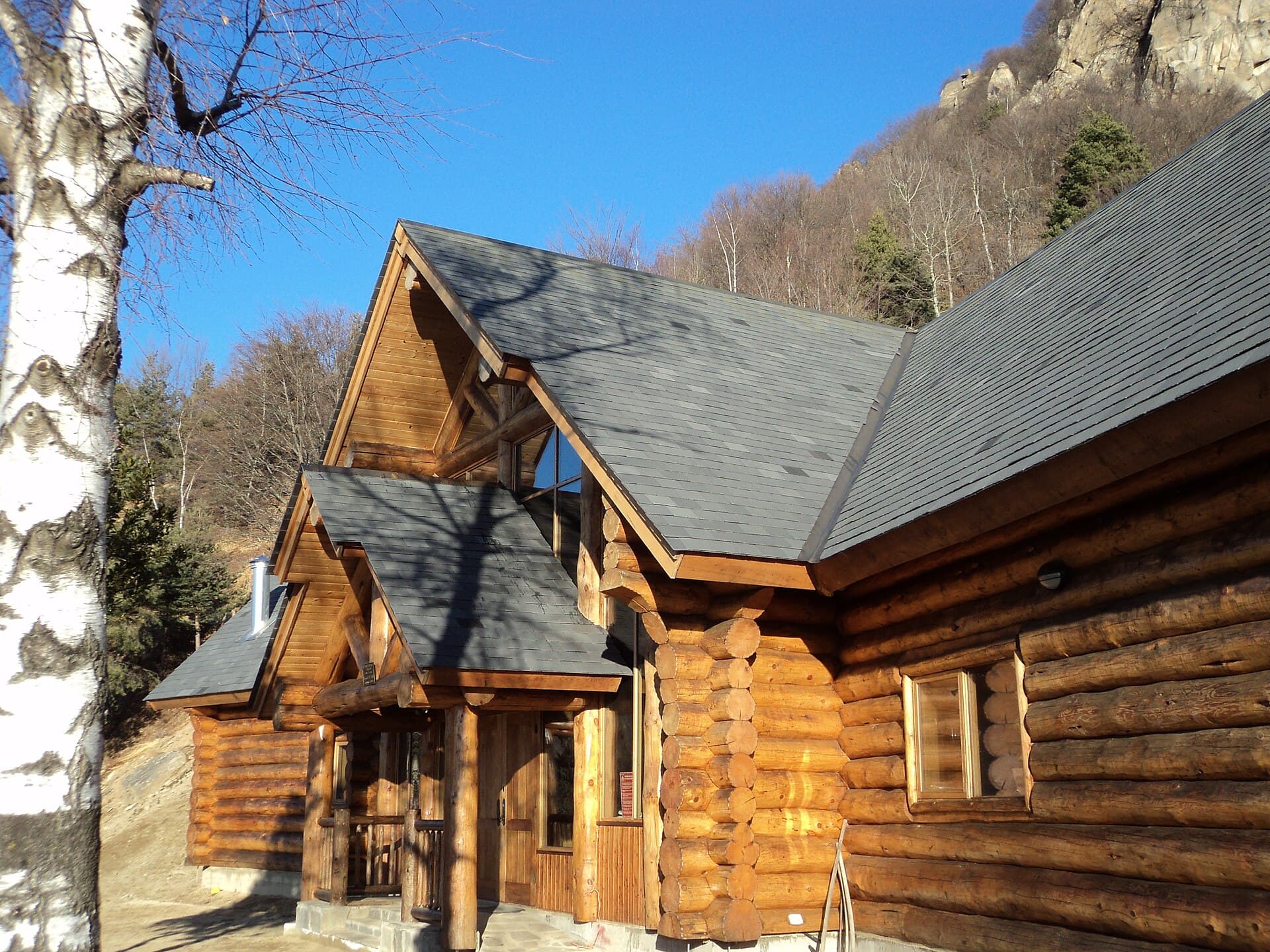 Rifugio Melano Casa Canada (via Wikimedia Commons, Public domain)