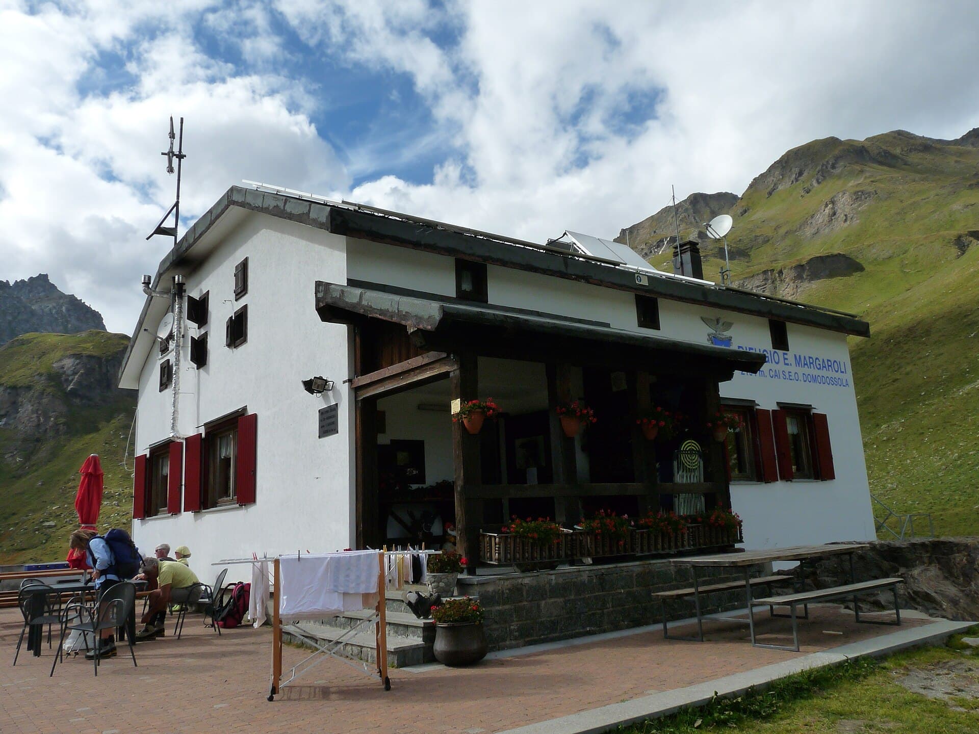 Rifugio Eugenio Margaroli (via Wikimedia Commons, CC BY-SA 4.0)