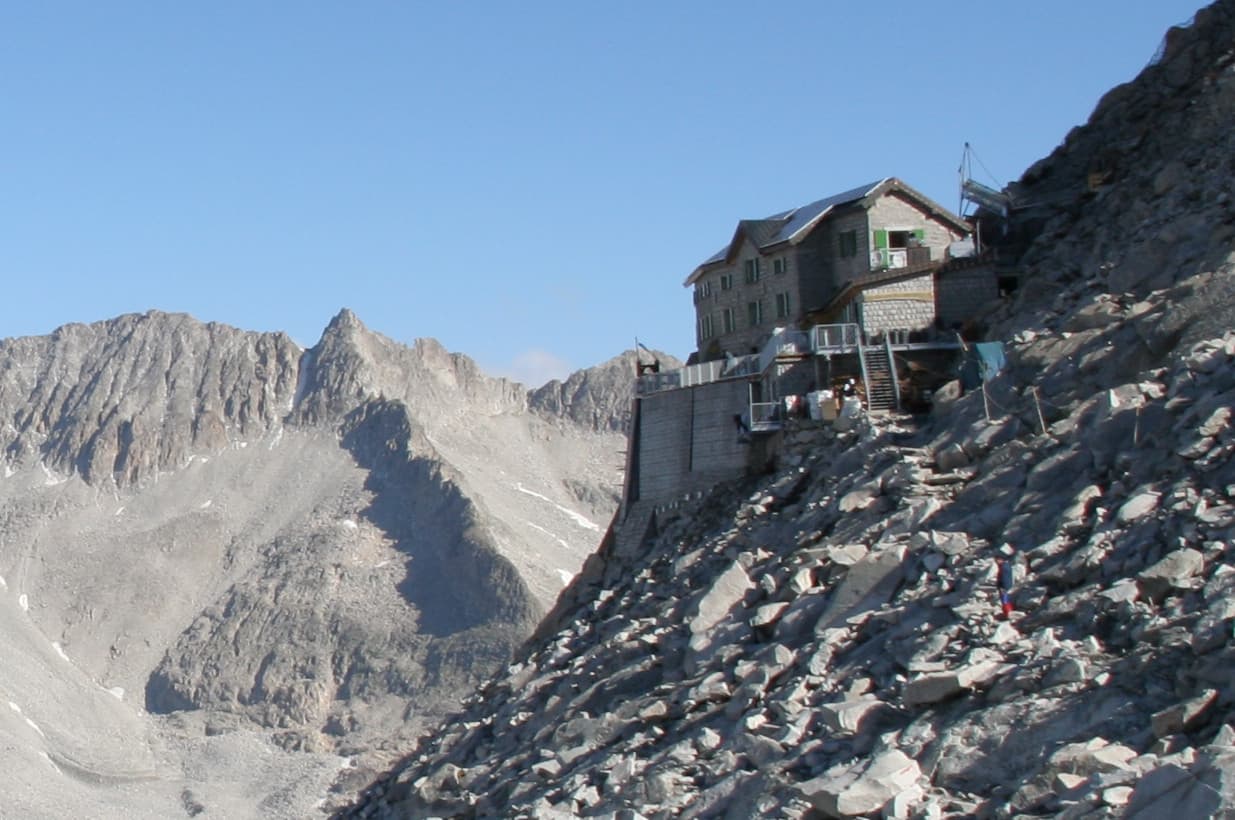 Rifugio ai Caduti dell'Adamello (via Wikimedia Commons, CC BY-SA 4.0)