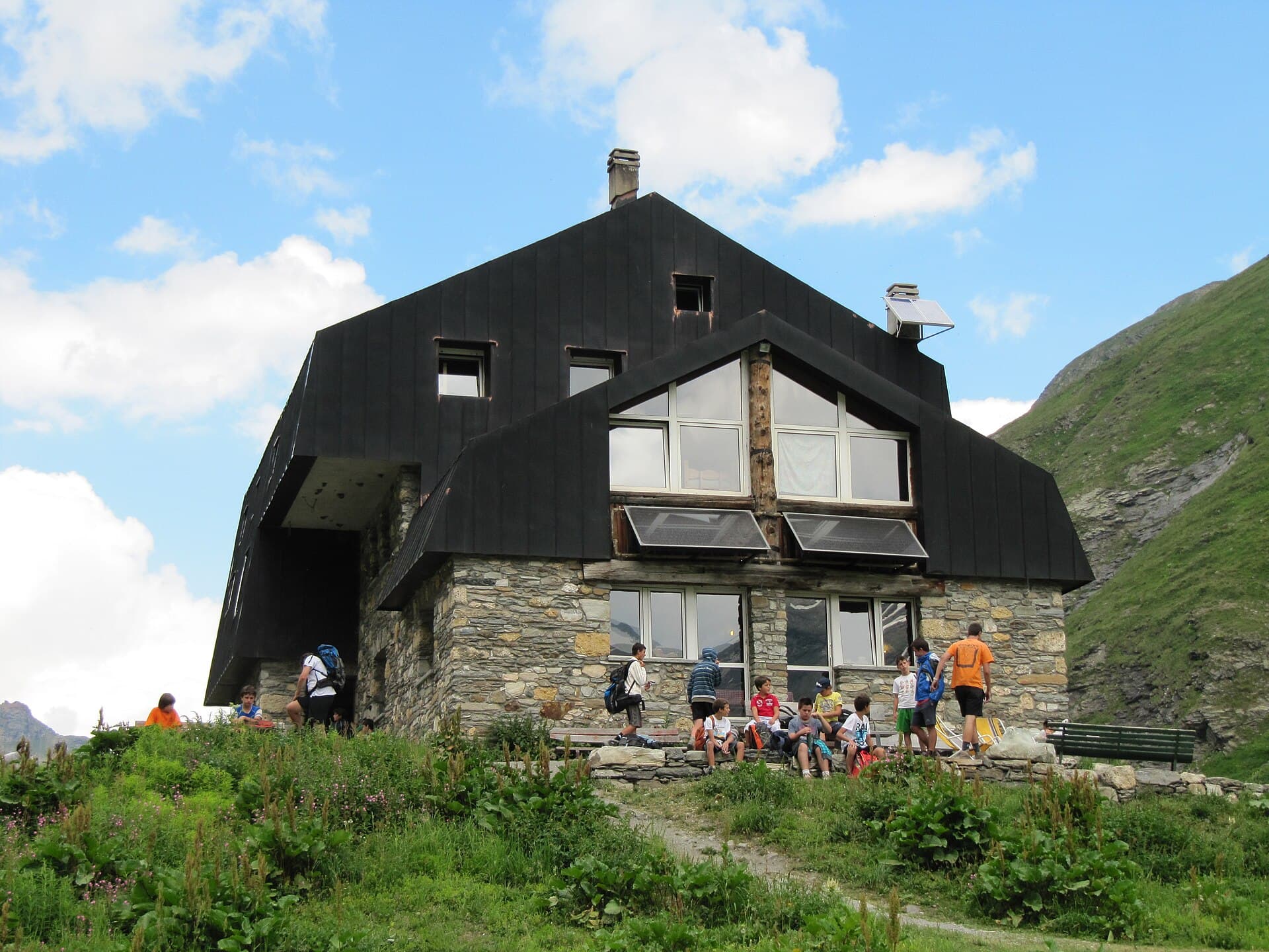 Rifugio Mario Bezzi (via Wikimedia Commons, Public domain)