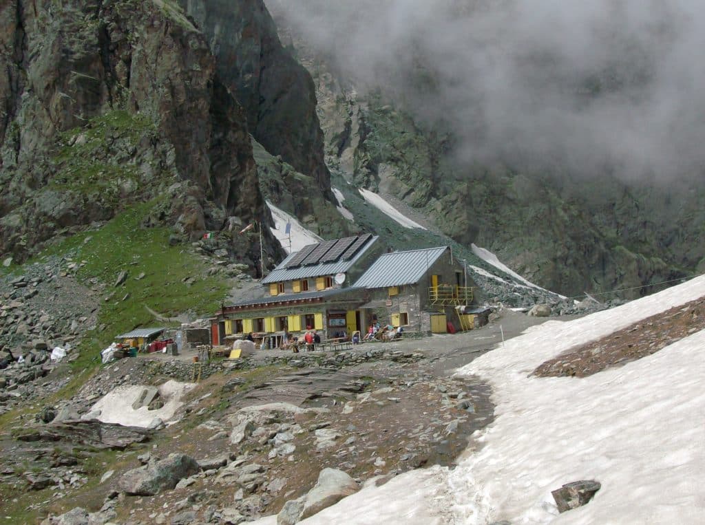 Rifugio Vitale Giacoletti (via Wikimedia Commons, CC BY 3.0)
