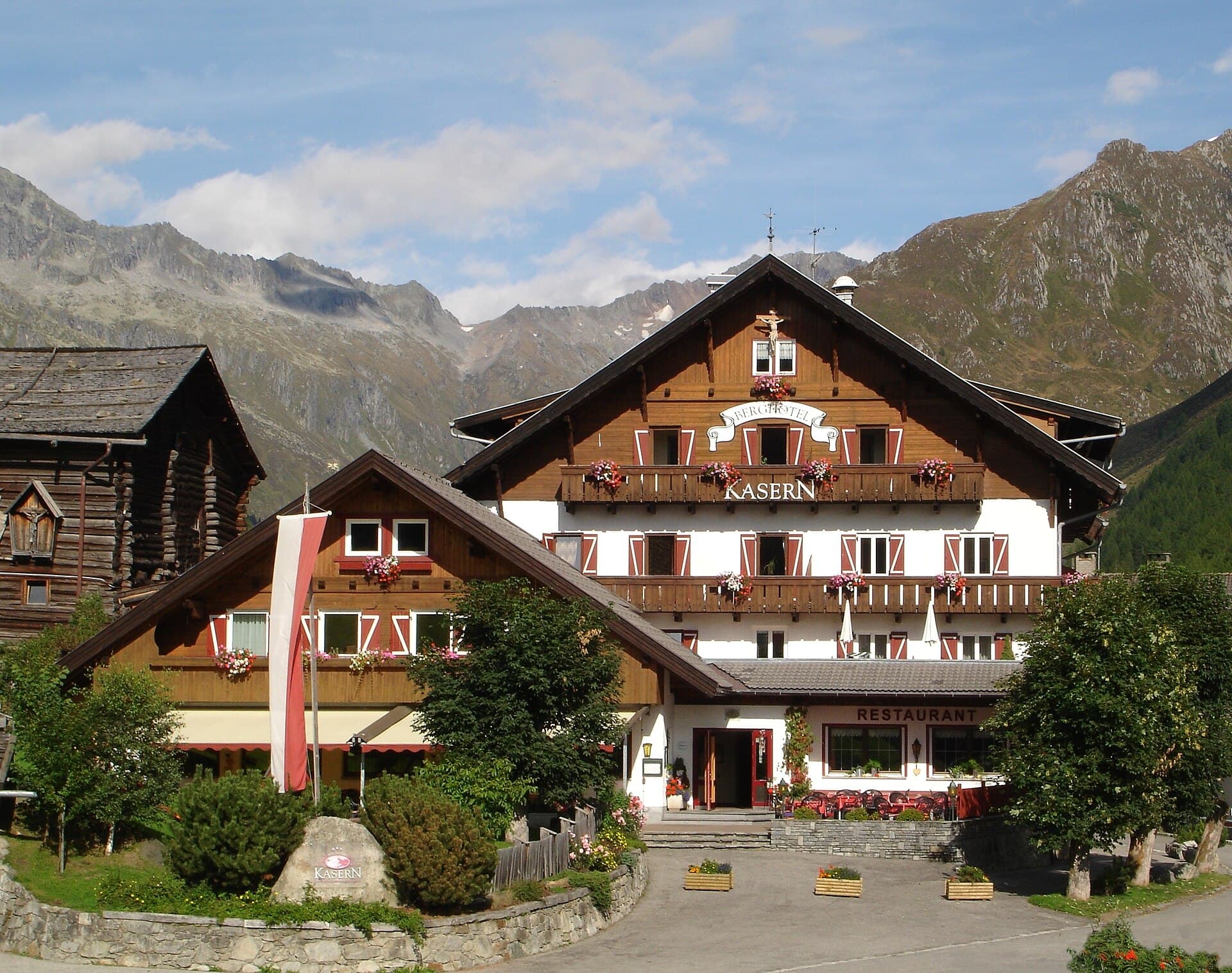 Berghotel Kasern (via Wikimedia Commons, CC0)