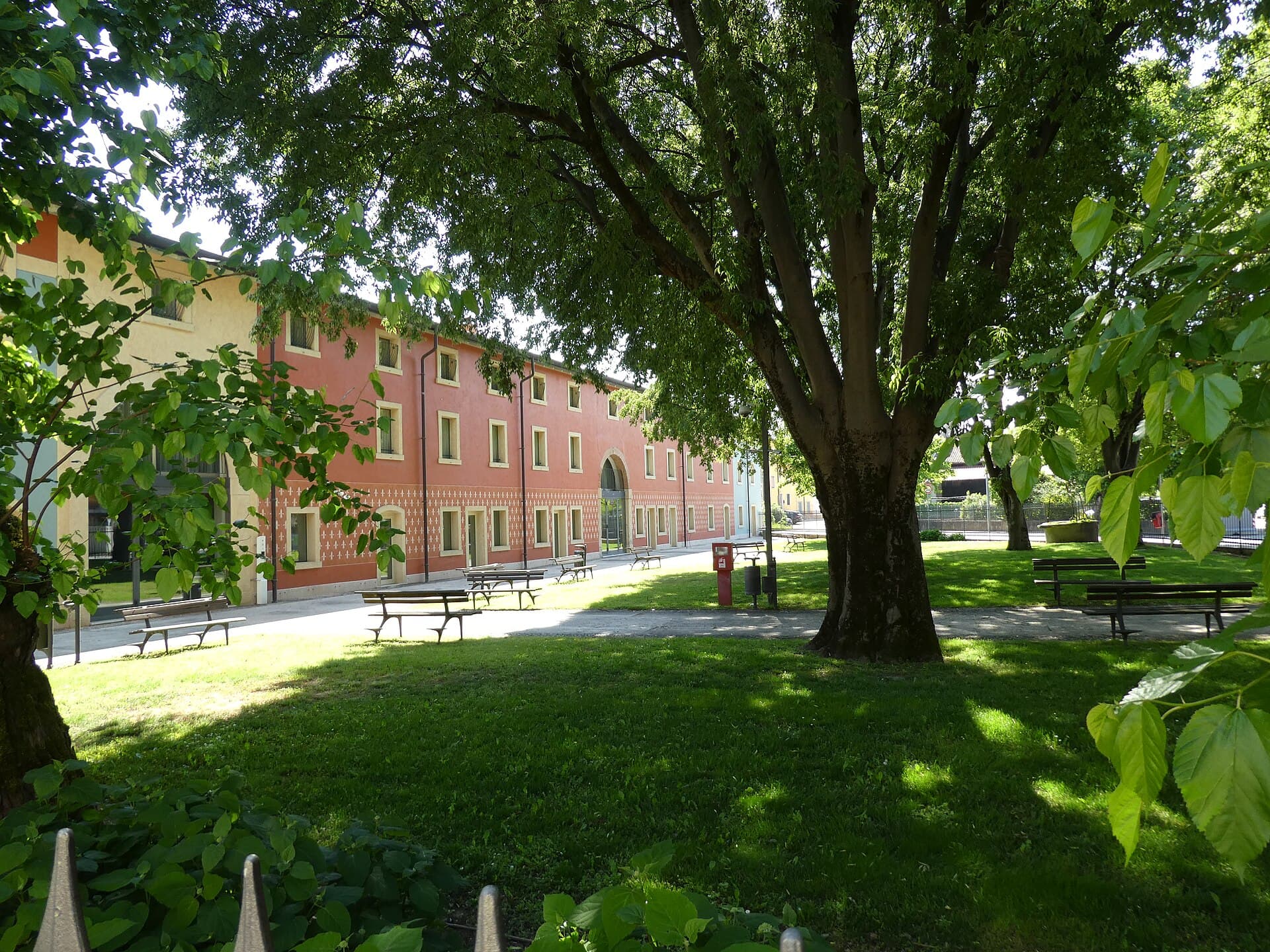 Hotel Veronesi La Torre (via Wikimedia Commons, CC BY-SA 4.0)