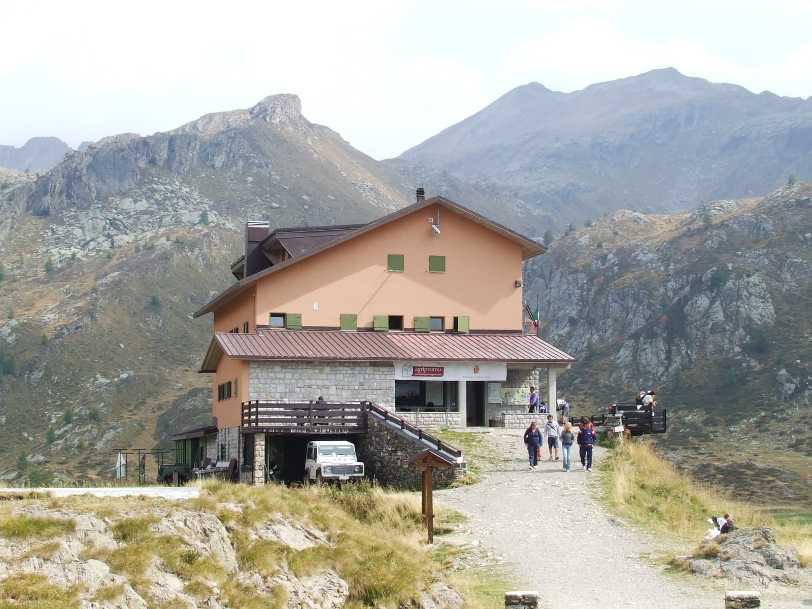 Rifugio Fratelli Calvi (via Wikimedia Commons, Public domain)