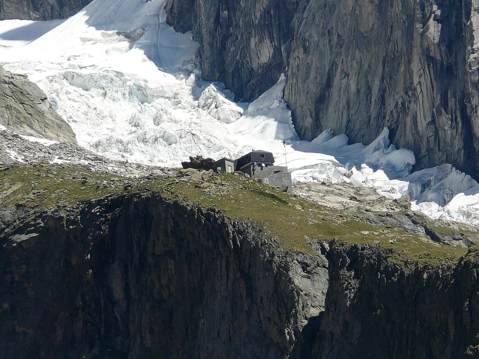 Rifugio Monzino (via Wikimedia Commons, CC BY-SA 2.0 fr)