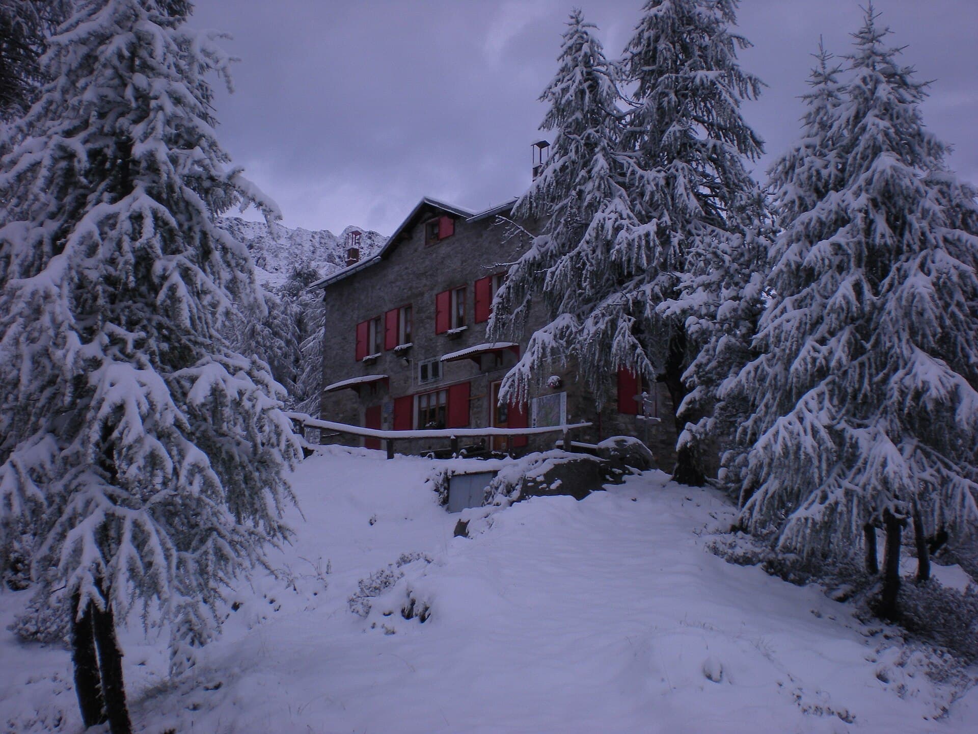 Rifugio Bosio-Galli (via Wikimedia Commons, CC BY-SA 3.0)