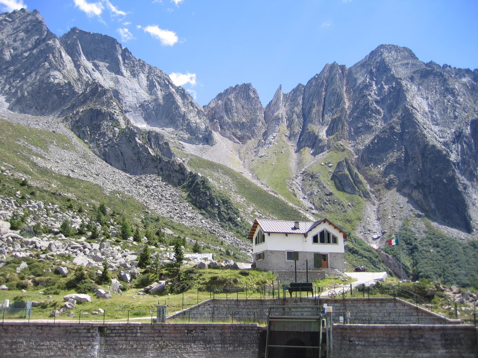 Rifugio Città di Lissone (via Wikimedia Commons, CC BY-SA 3.0)