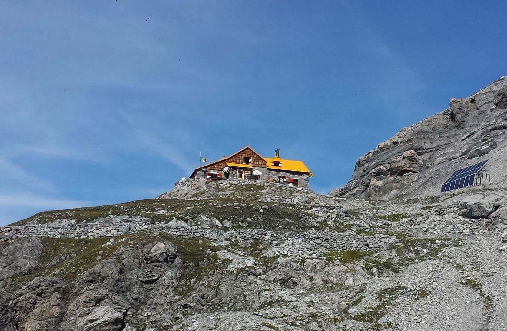 Rifugio Quinto Alpini (via Wikimedia Commons, CC BY 3.0)