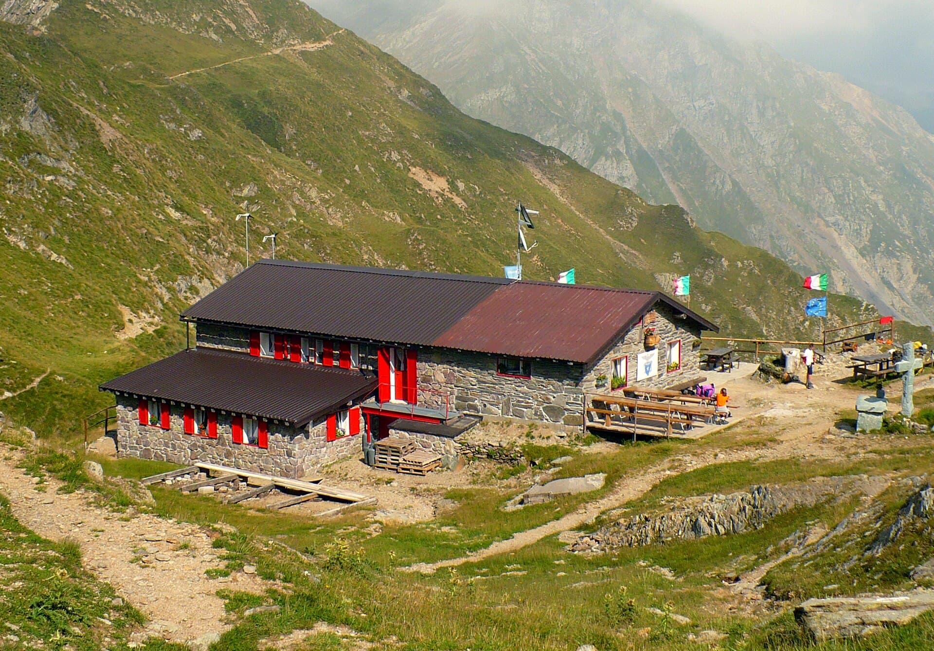 Rifugio Nani Tagliaferri (via Wikimedia Commons, CC BY 3.0)