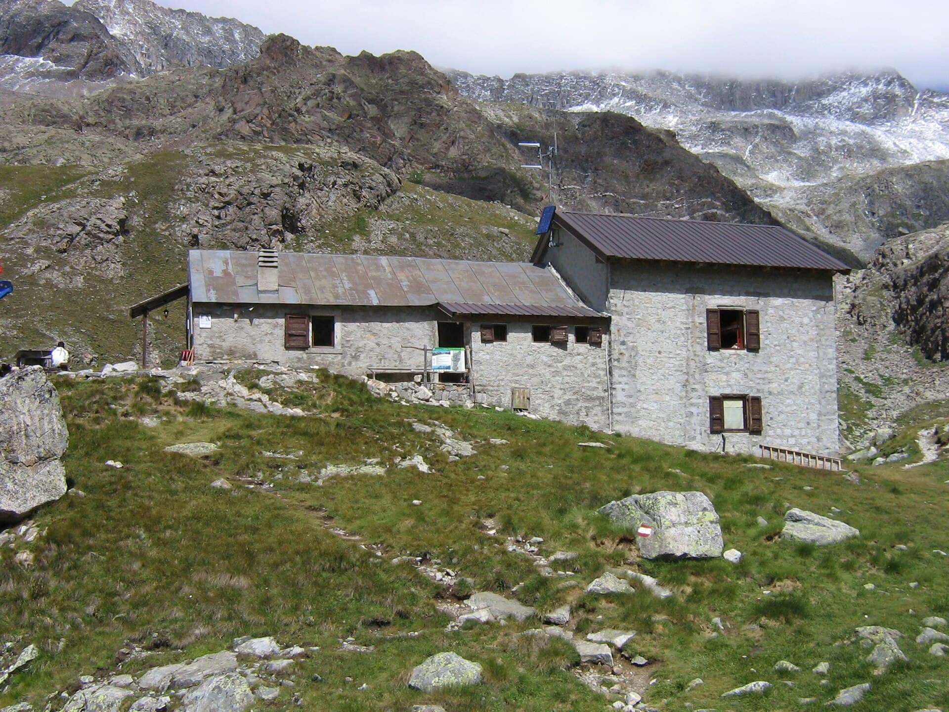 Rifugio Franco Tonolini (via Wikimedia Commons, CC BY-SA 3.0)