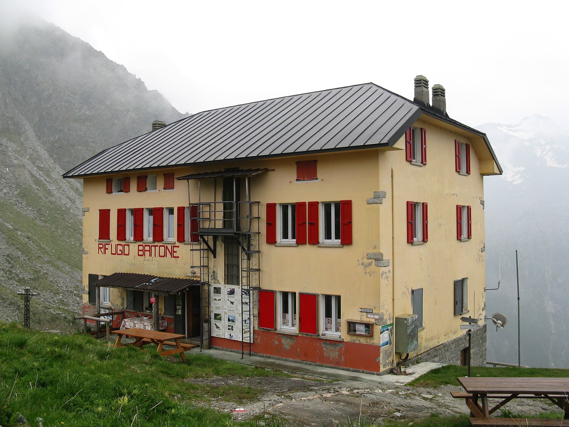 Rifugio Baitone (via Wikimedia Commons, CC BY-SA 4.0)