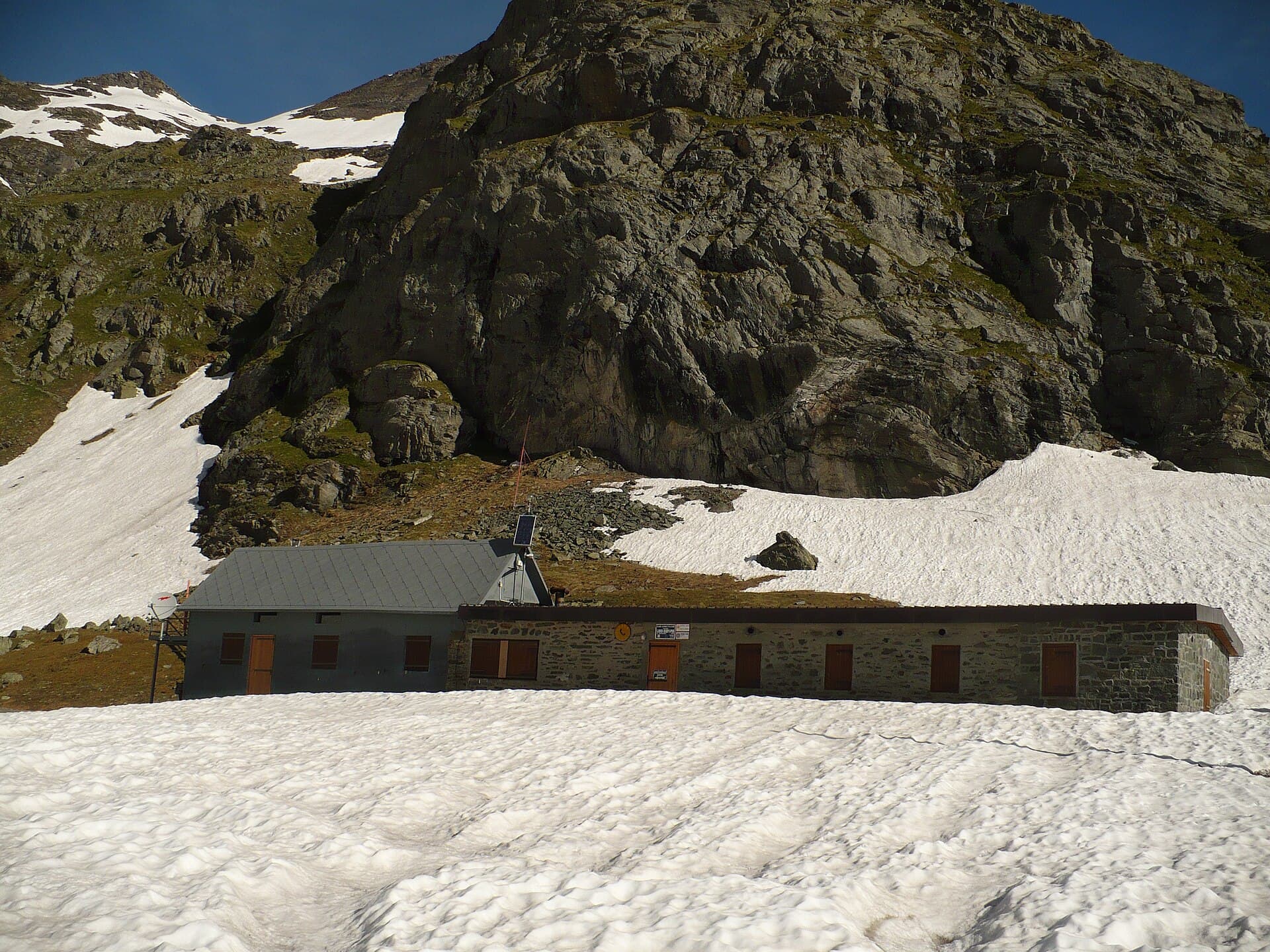 Rifugio Cibrario (via Wikimedia Commons, Public domain)