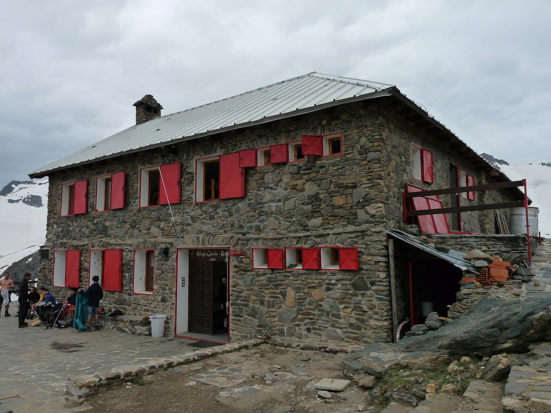 Rifugio Claudio e Bruno (via Wikimedia Commons, CC BY-SA 3.0)