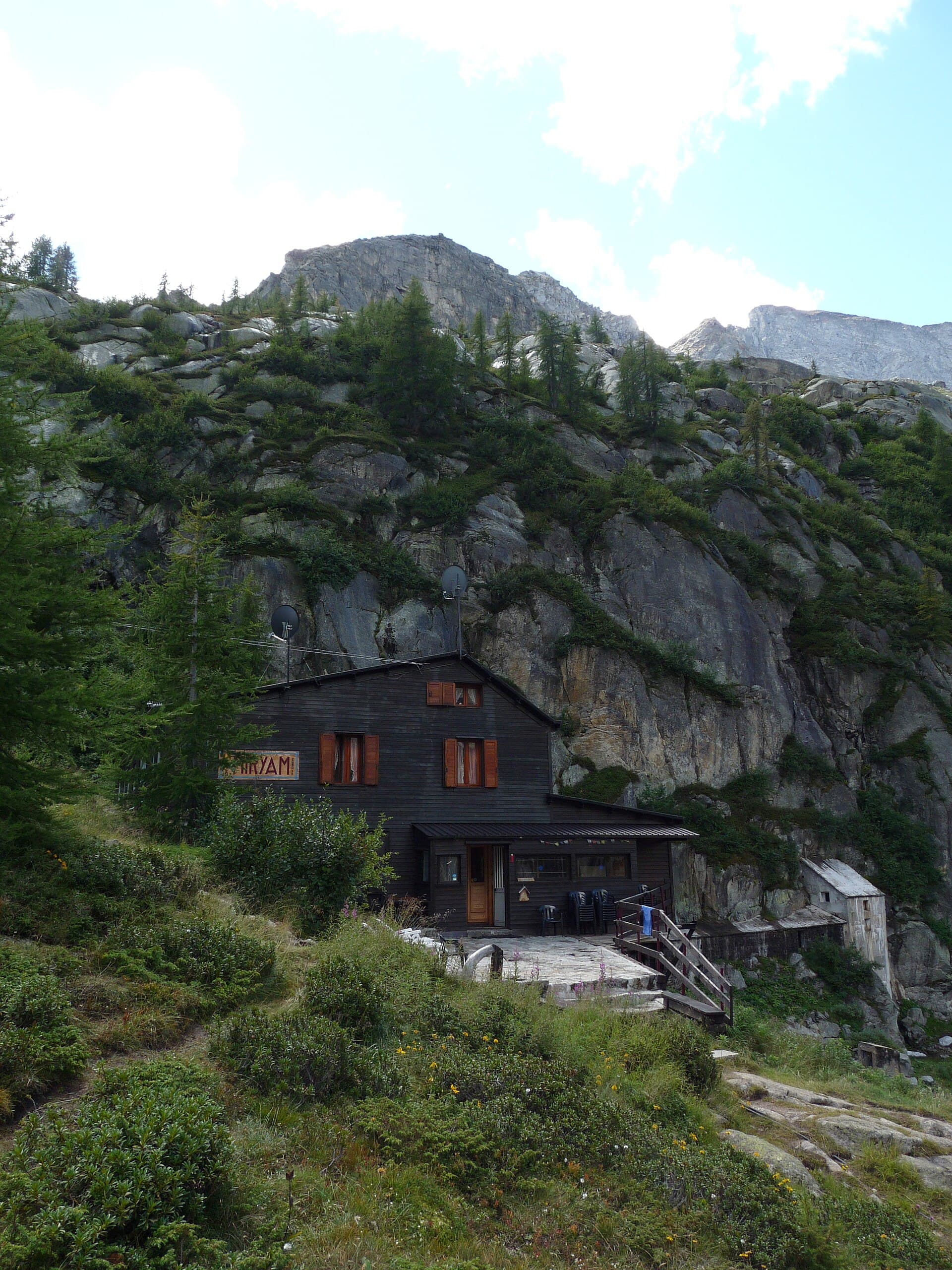 Rifugio Miryam (via Wikimedia Commons, CC BY-SA 4.0)