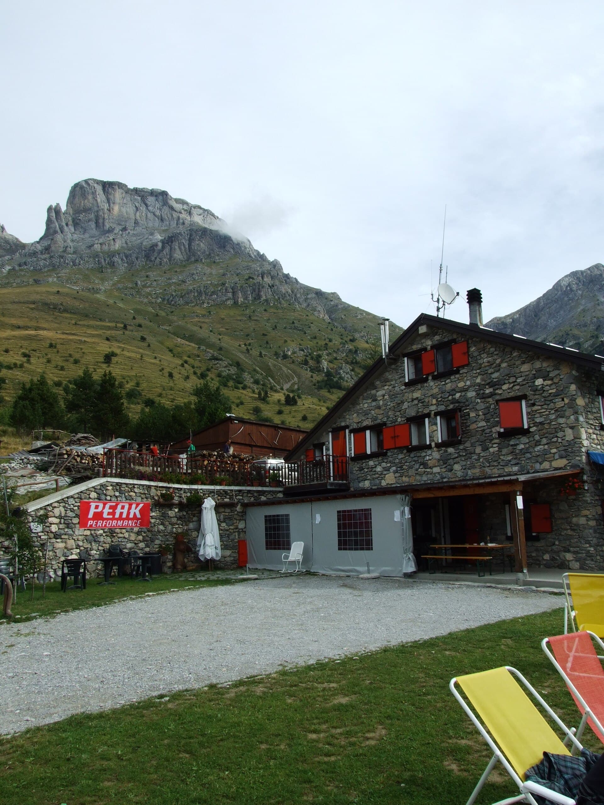 Rifugio Mongioie (via Wikimedia Commons, CC BY 3.0)