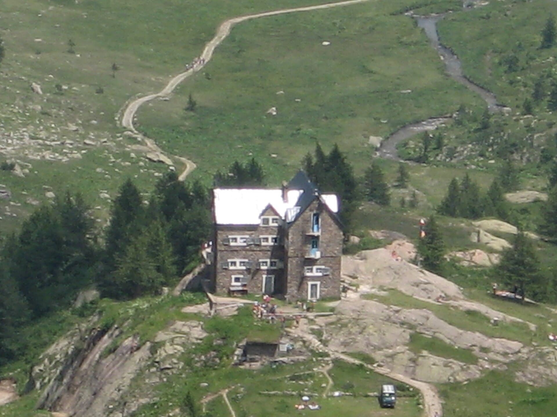 Rifugio Guglielmo Migliorero (via Wikimedia Commons, Public domain)