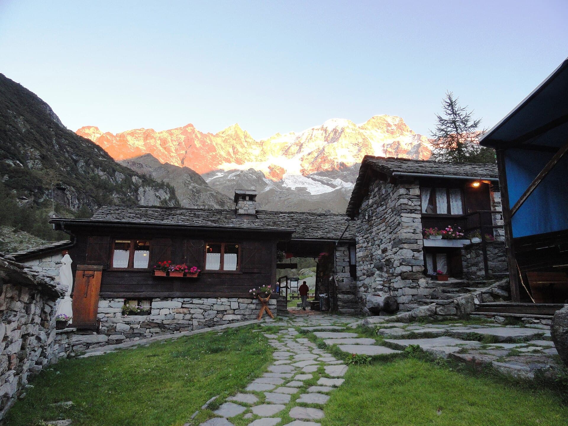 Rifugio Pastore (via Wikimedia Commons, CC BY-SA 4.0)
