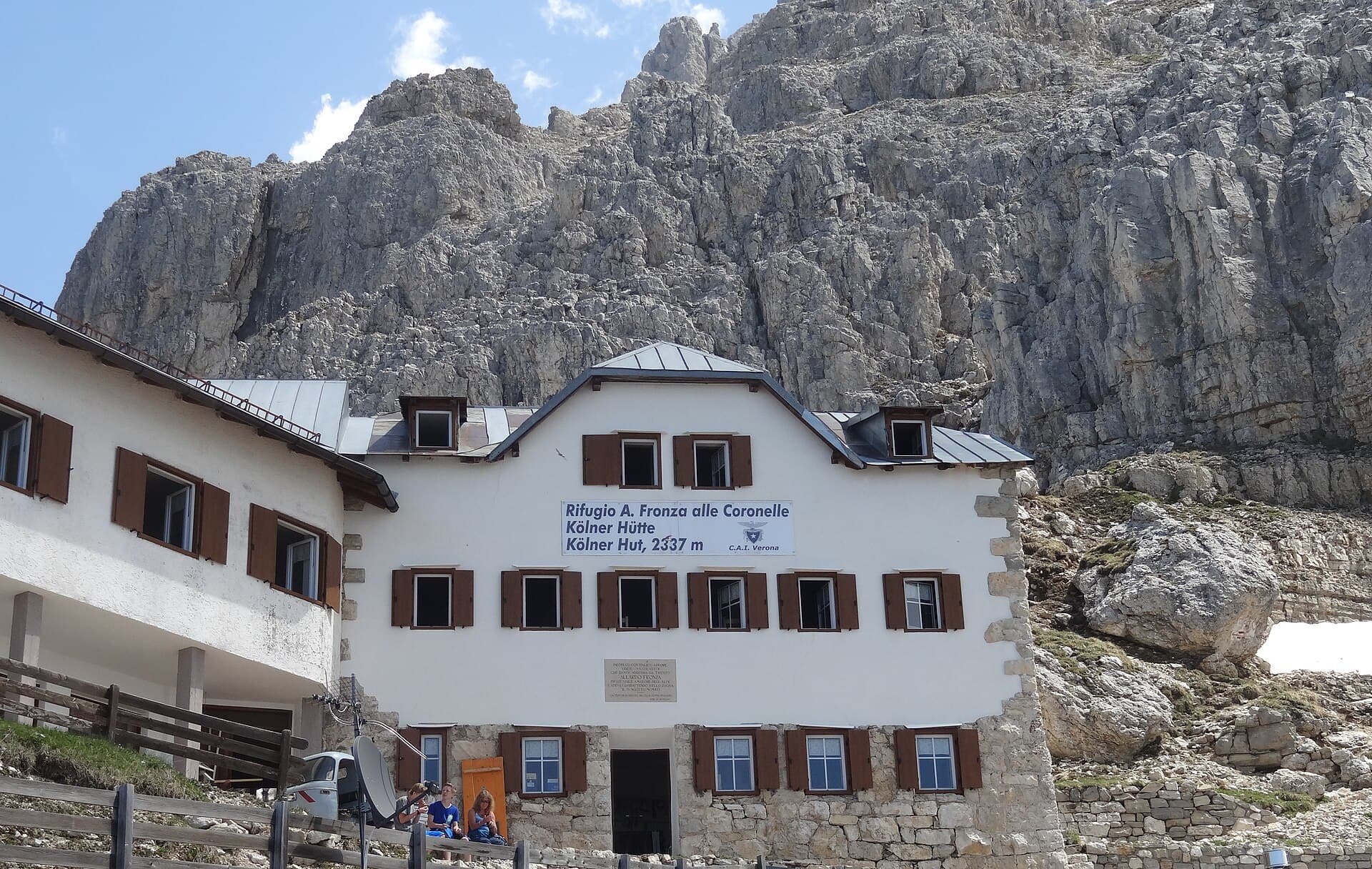 Kölner Hütte - Rifugio Fronza alle Coronelle (via Wikimedia Commons, CC BY-SA 3.0)