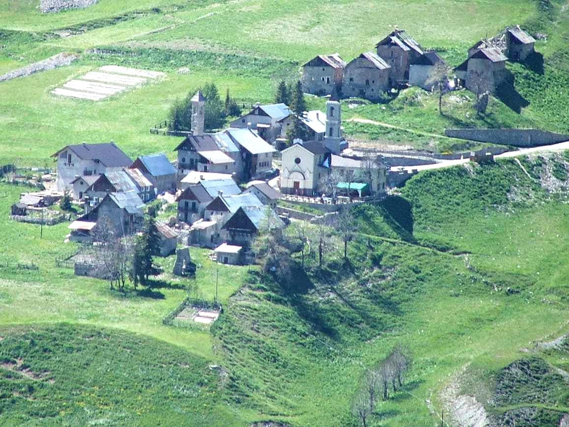 Rifugio Becchi Rossi (via Wikimedia Commons, CC BY-SA 3.0)