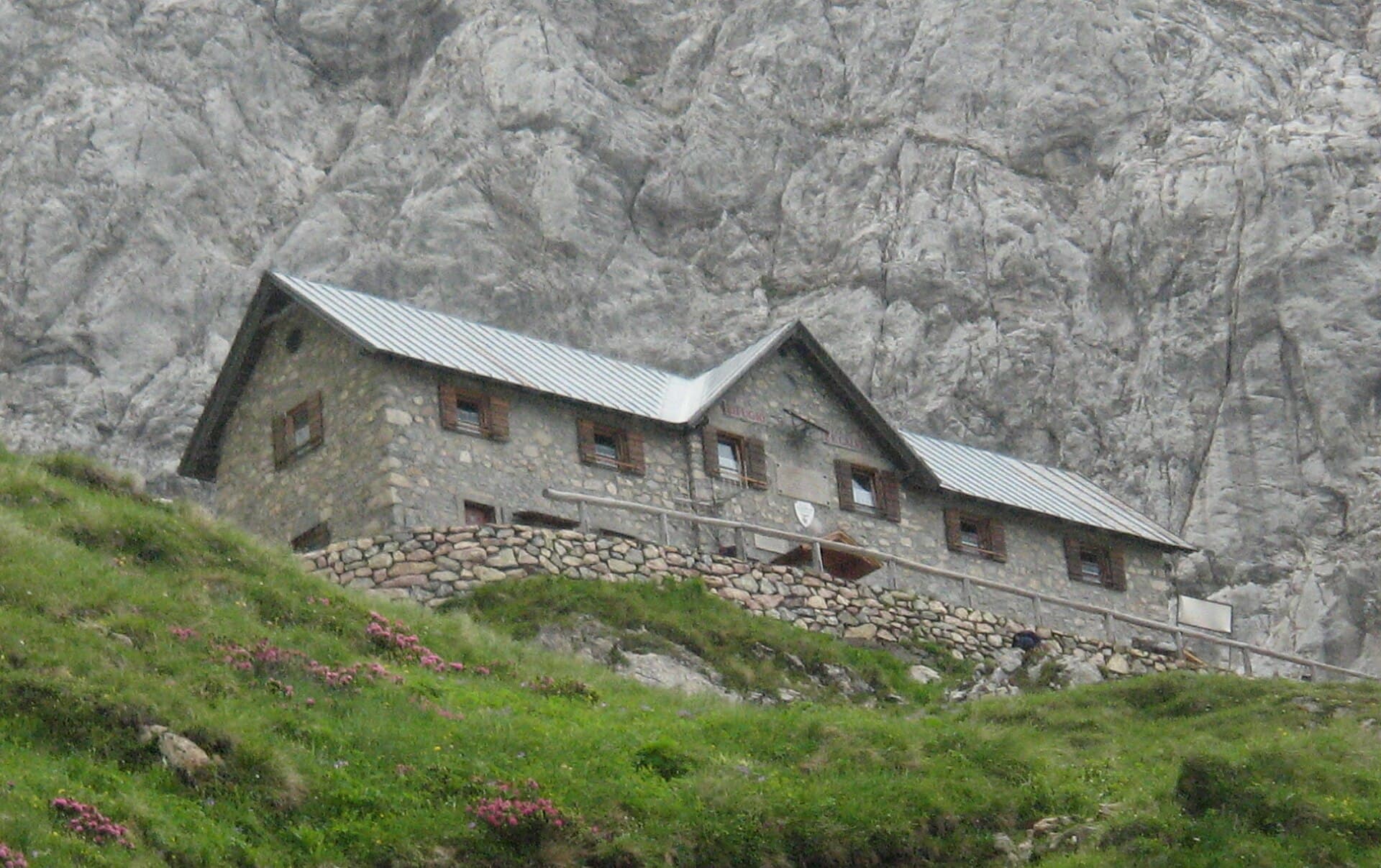 Rifugio Pier Fortunato Calvi (via Wikimedia Commons, CC BY-SA 3.0)