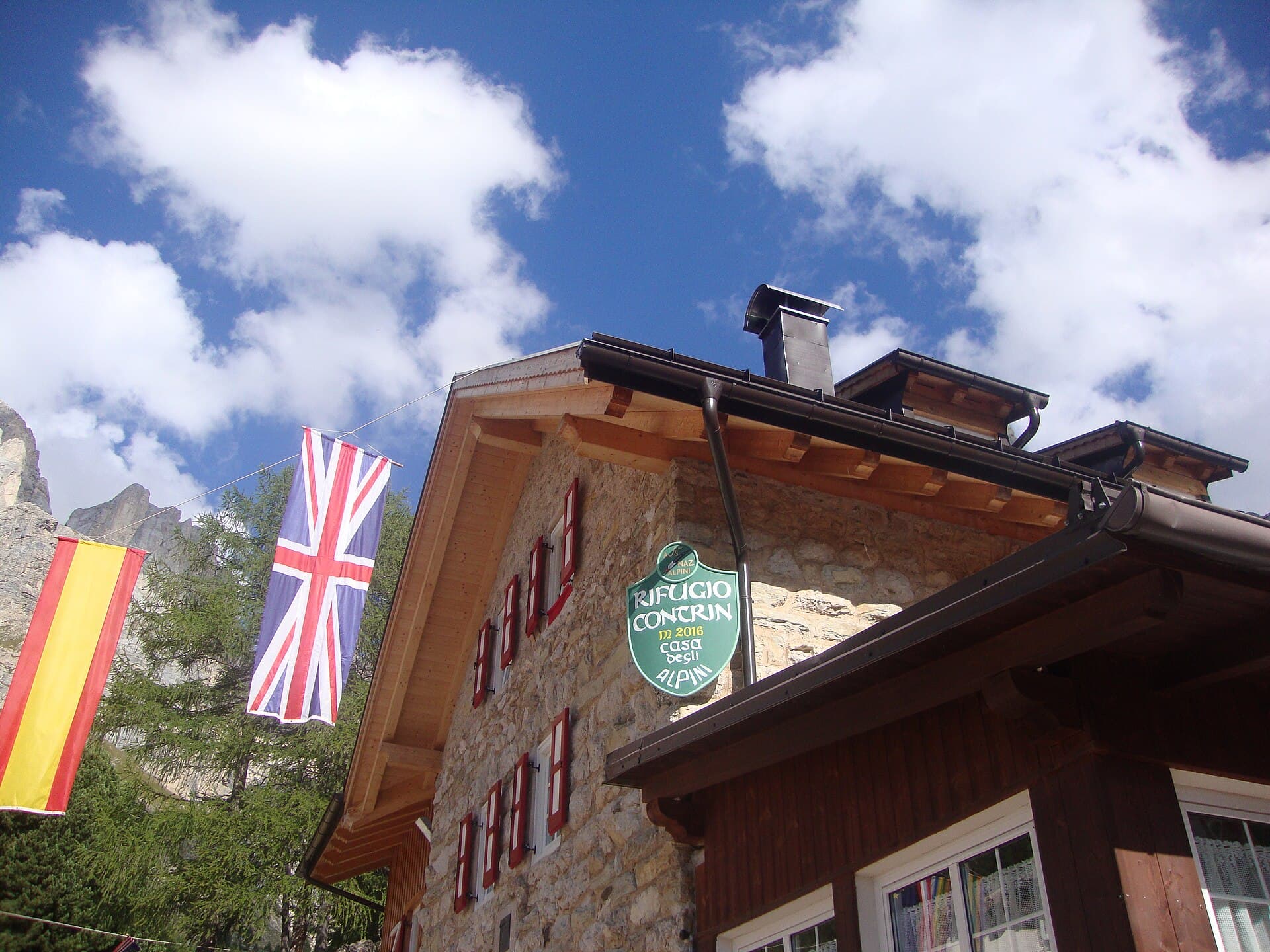 Rifugio Contrin (via Wikimedia Commons, CC BY 3.0)