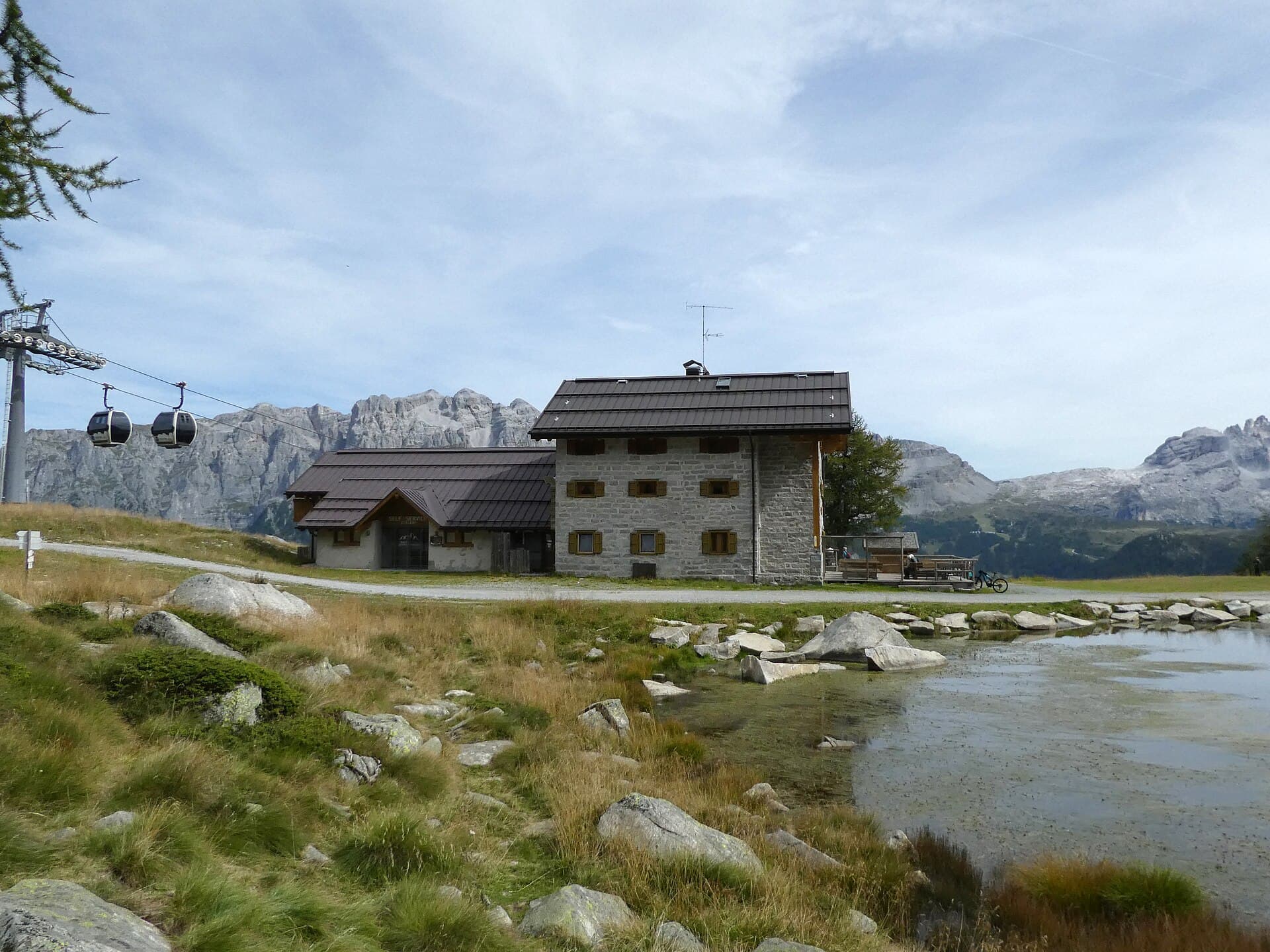Rifugio Viviani Pradalago (via Wikimedia Commons, CC BY-SA 4.0)