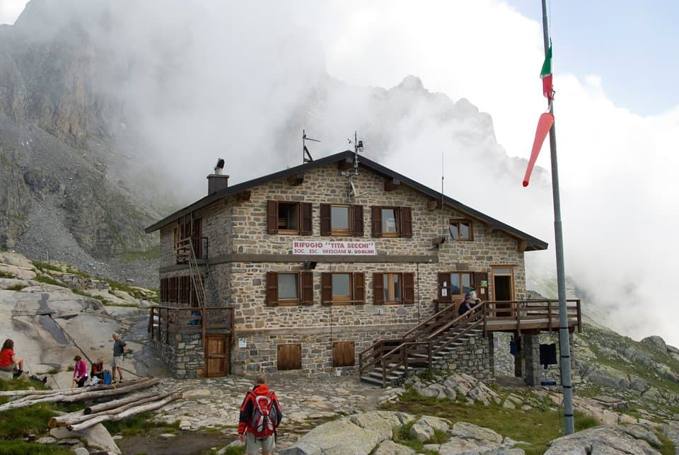 Rifugio Tita Secchi (via Wikimedia Commons, CC BY-SA 3.0)