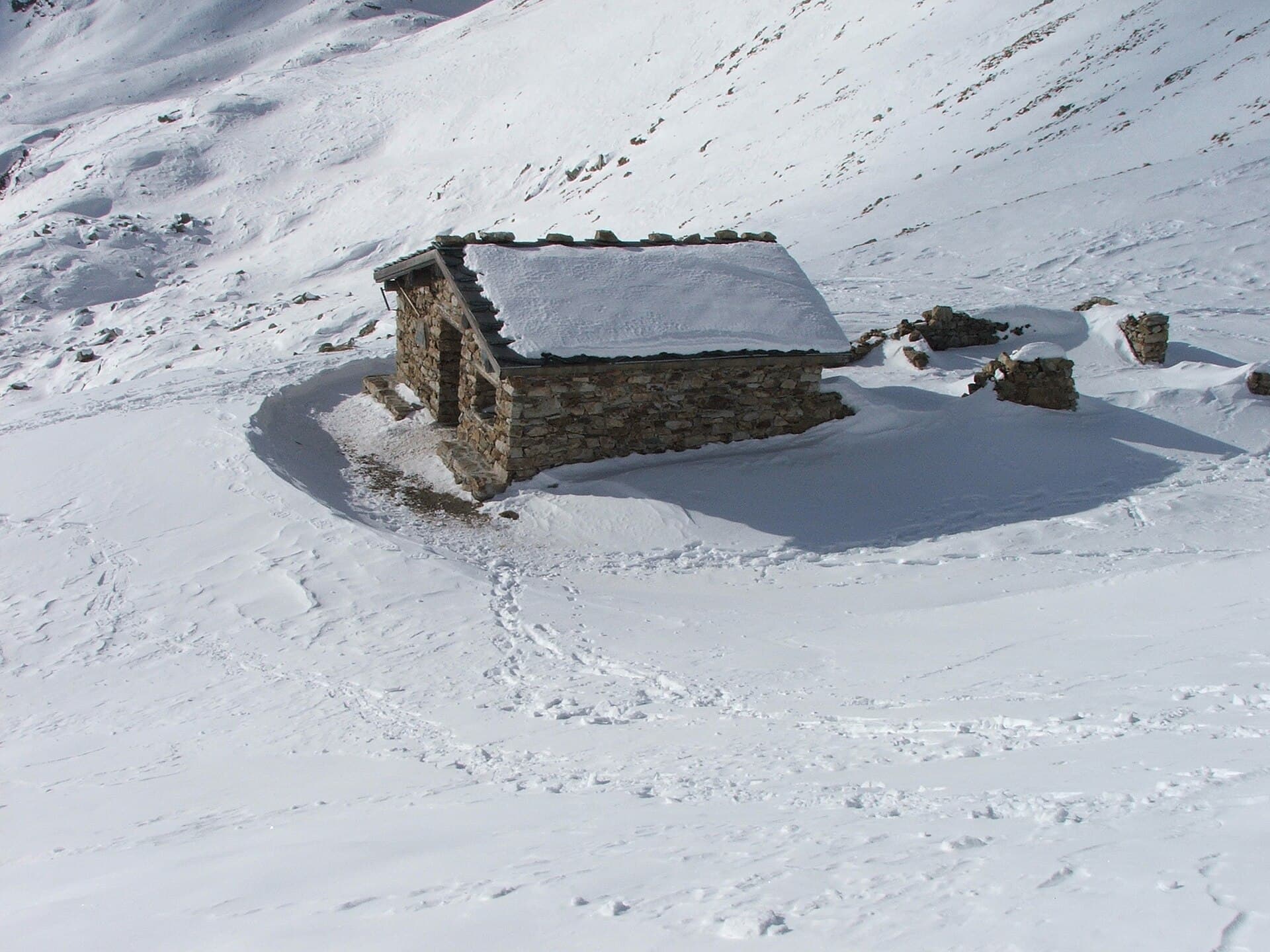 Bivacco Flavio Pedrinelli (via Wikimedia Commons, CC BY 2.5)