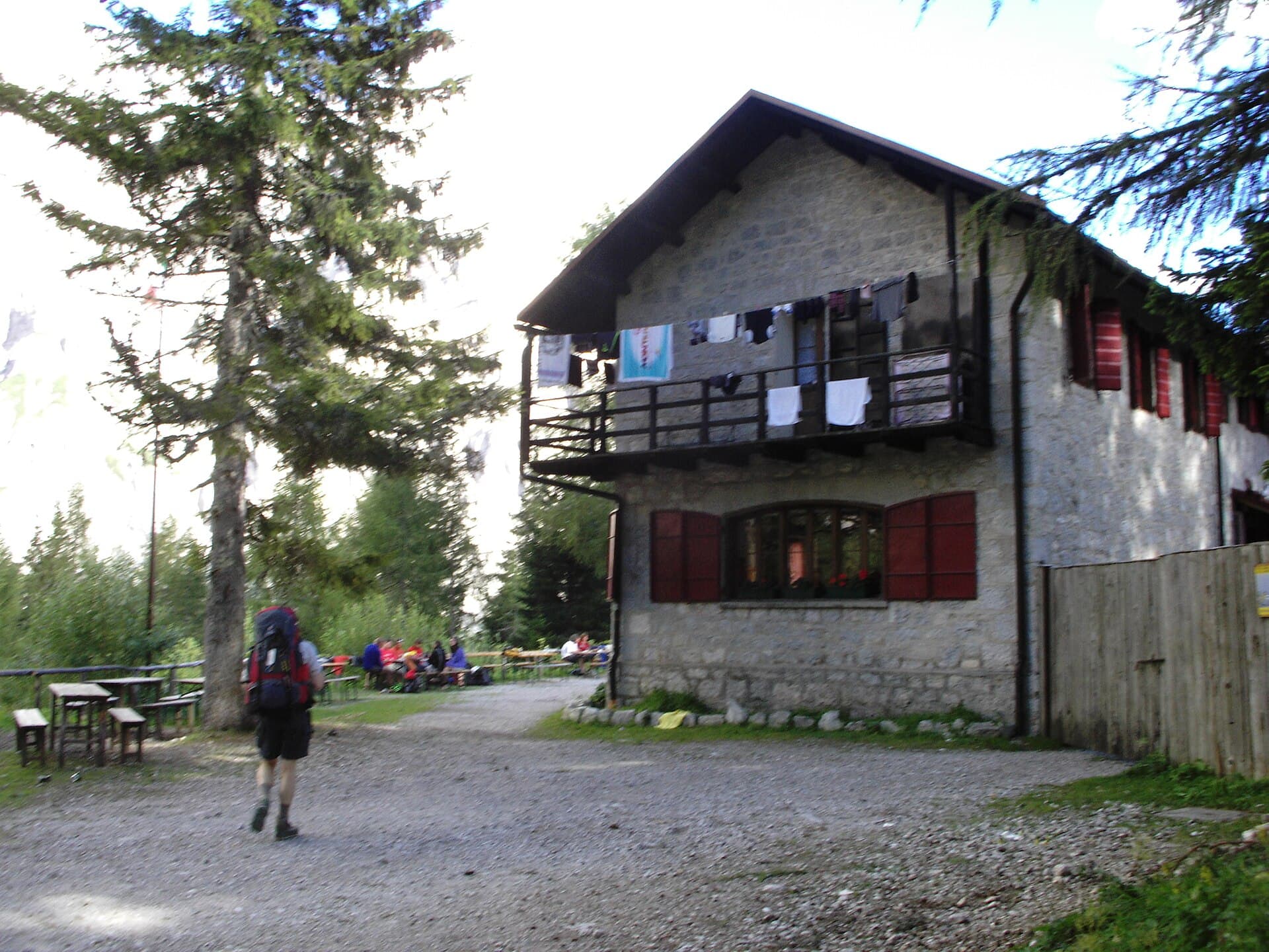 Rifugio Mario Vazzoler (via Wikimedia Commons, Public domain)