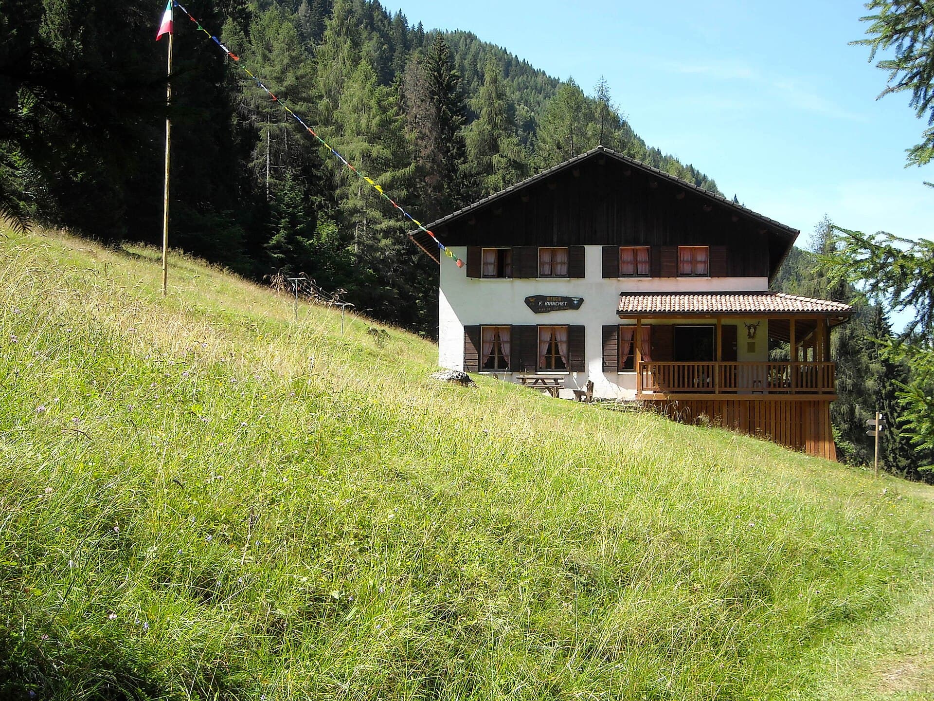 Rifugio Furio Bianchet (via Wikimedia Commons, Public domain)