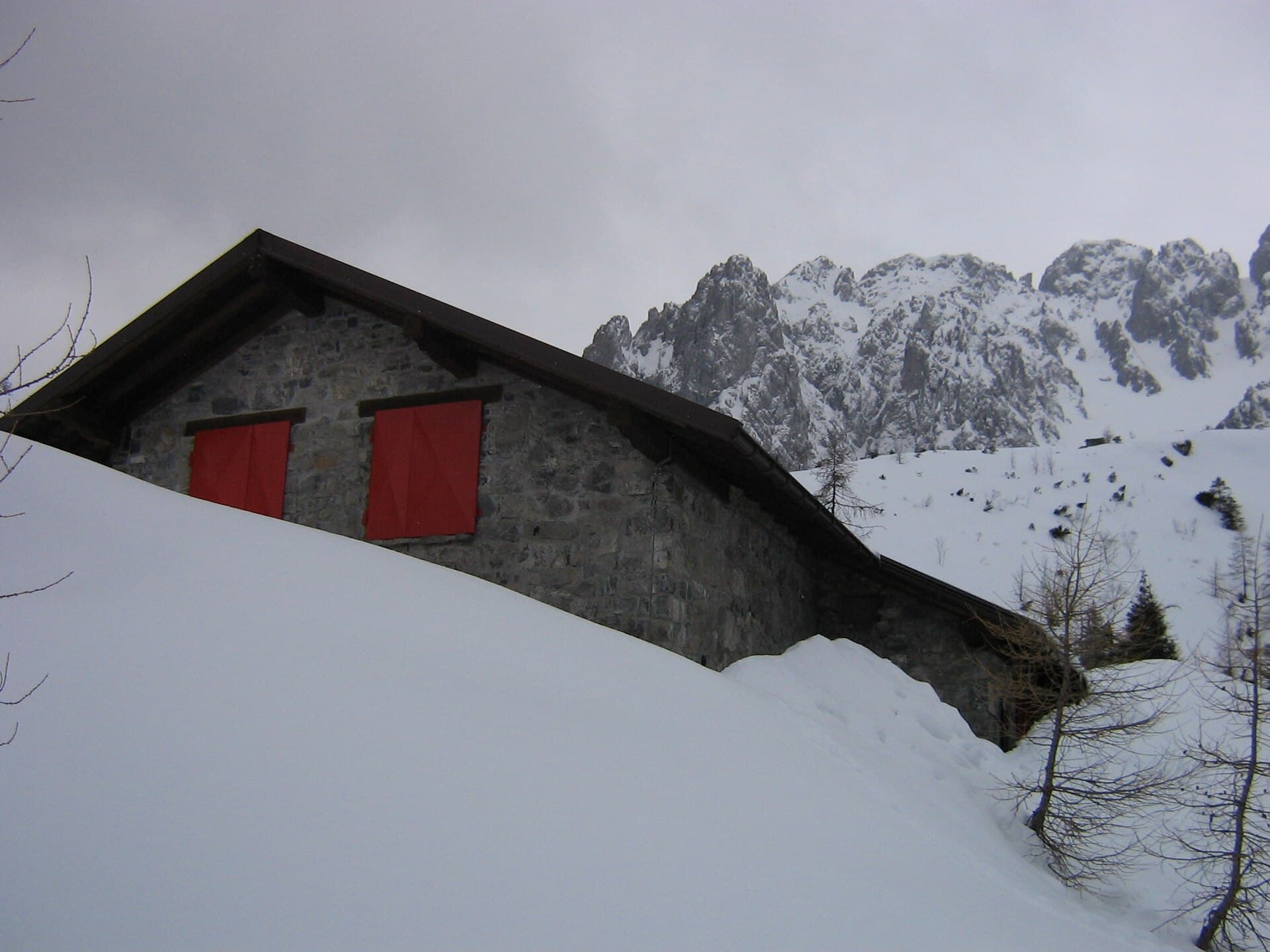 Rifugio Gualtiero Laeng (via Wikimedia Commons, CC BY-SA 3.0)