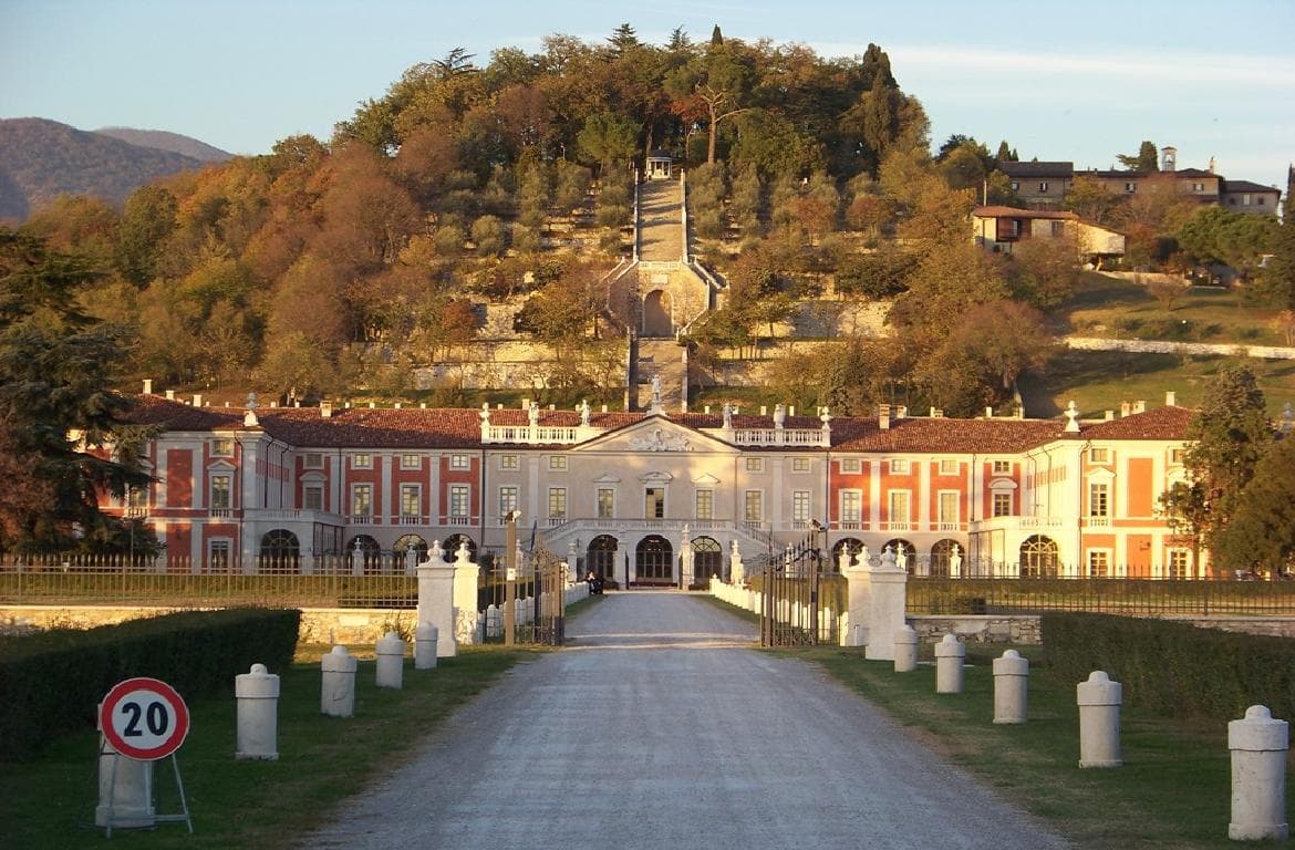 Villa Fenaroli Palace Hotel (via Wikimedia Commons, Public domain)