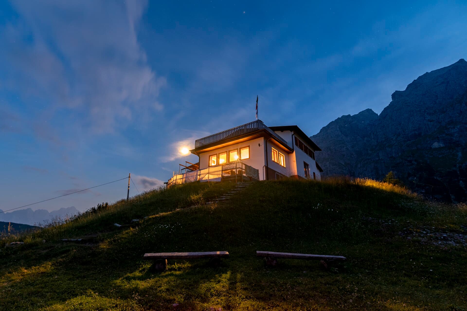 Rifugio Scarpa - Gurekian all'Agner (via Wikimedia Commons, CC BY-SA 4.0)