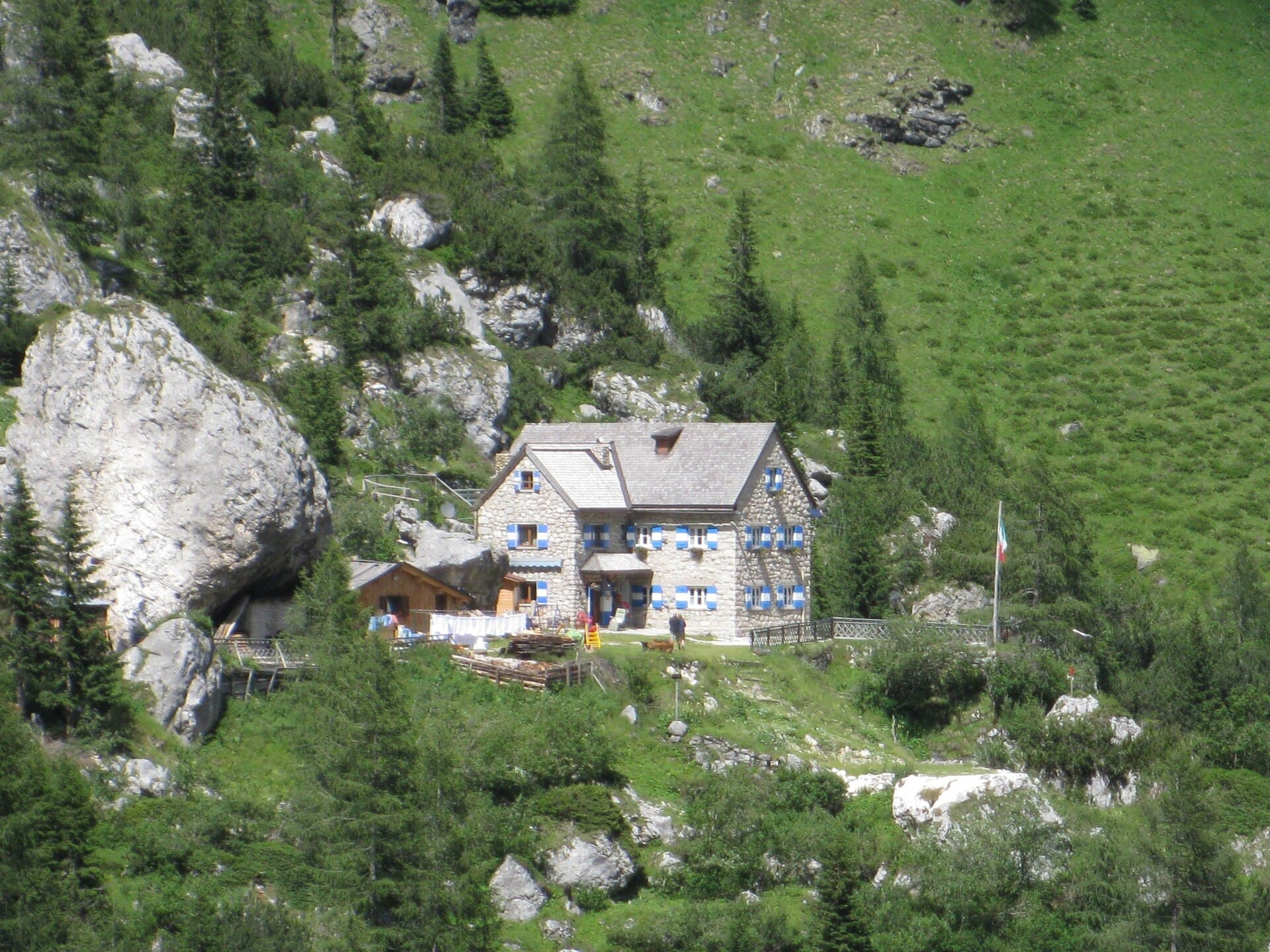 Rifugio Onorio Falier (via Wikimedia Commons, CC0)