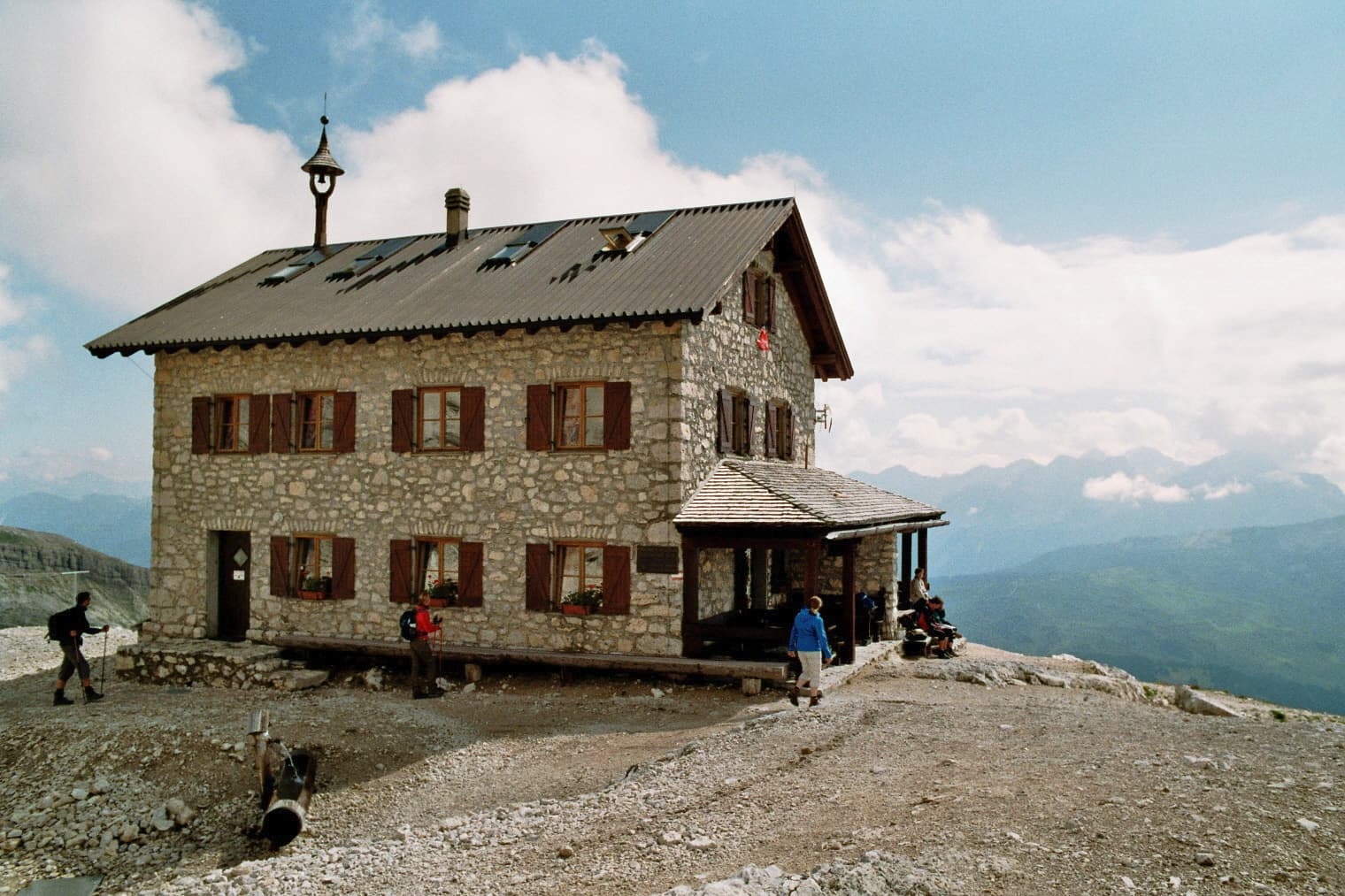 Rifugio Franz Kostner al Vallon (via Wikimedia Commons, CC BY-SA 3.0)