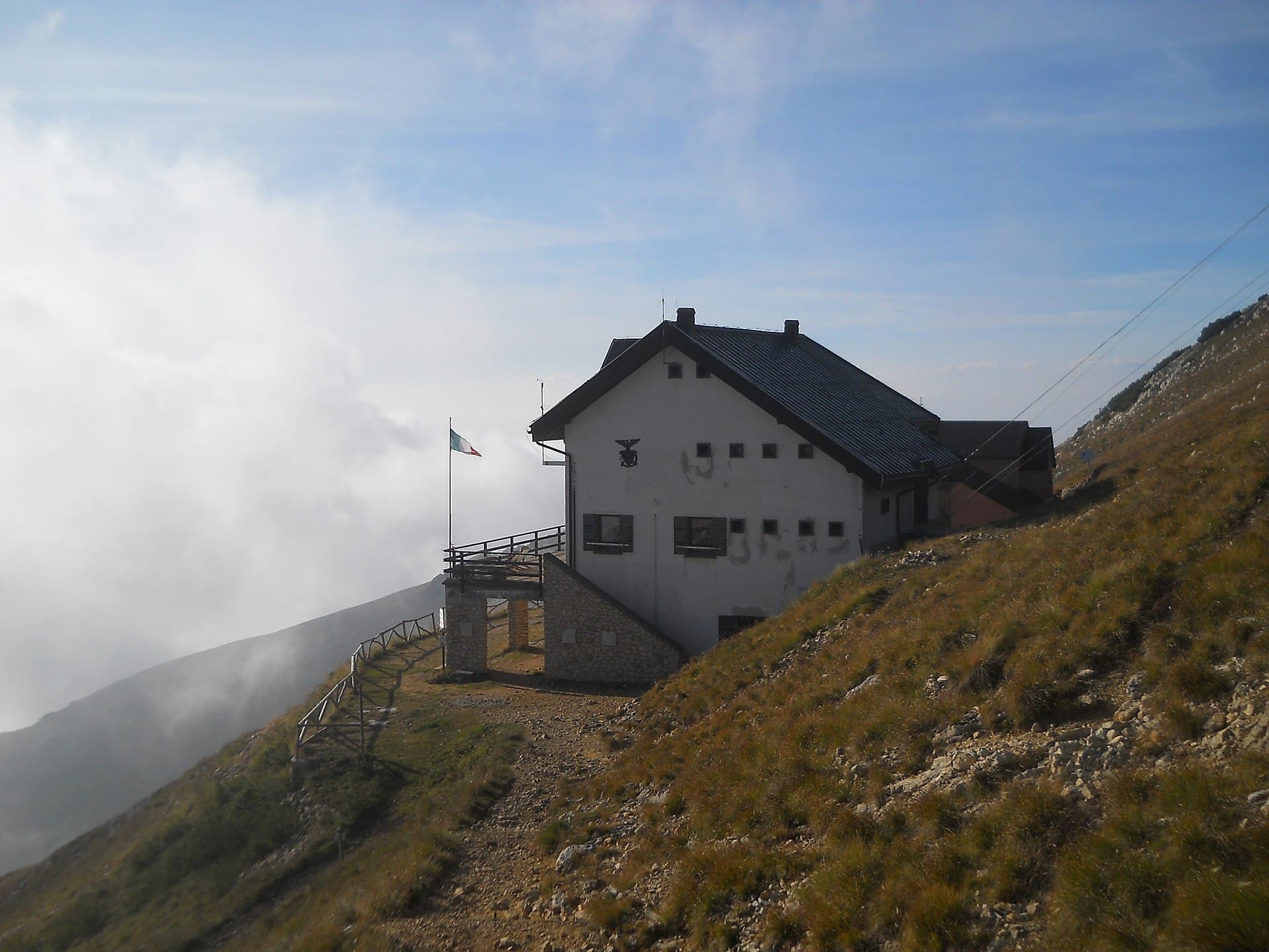 Rifugio Calzolari-Pona al Telegrafo (via Wikimedia Commons, CC BY-SA 4.0)
