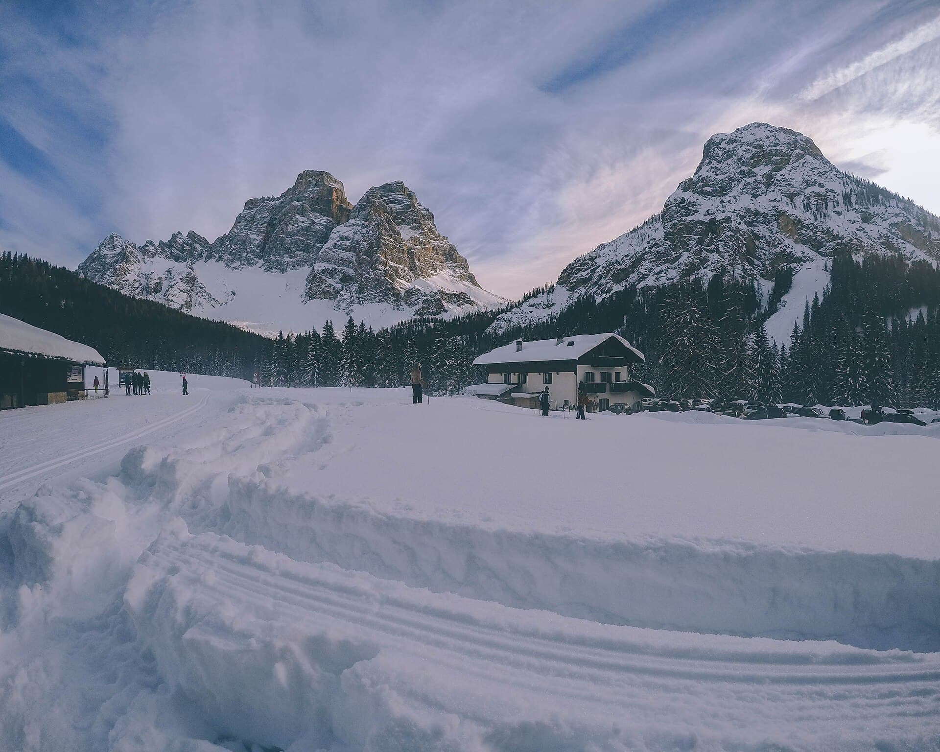 Rifugio Aquileia (via Wikimedia Commons, CC BY-SA 4.0)