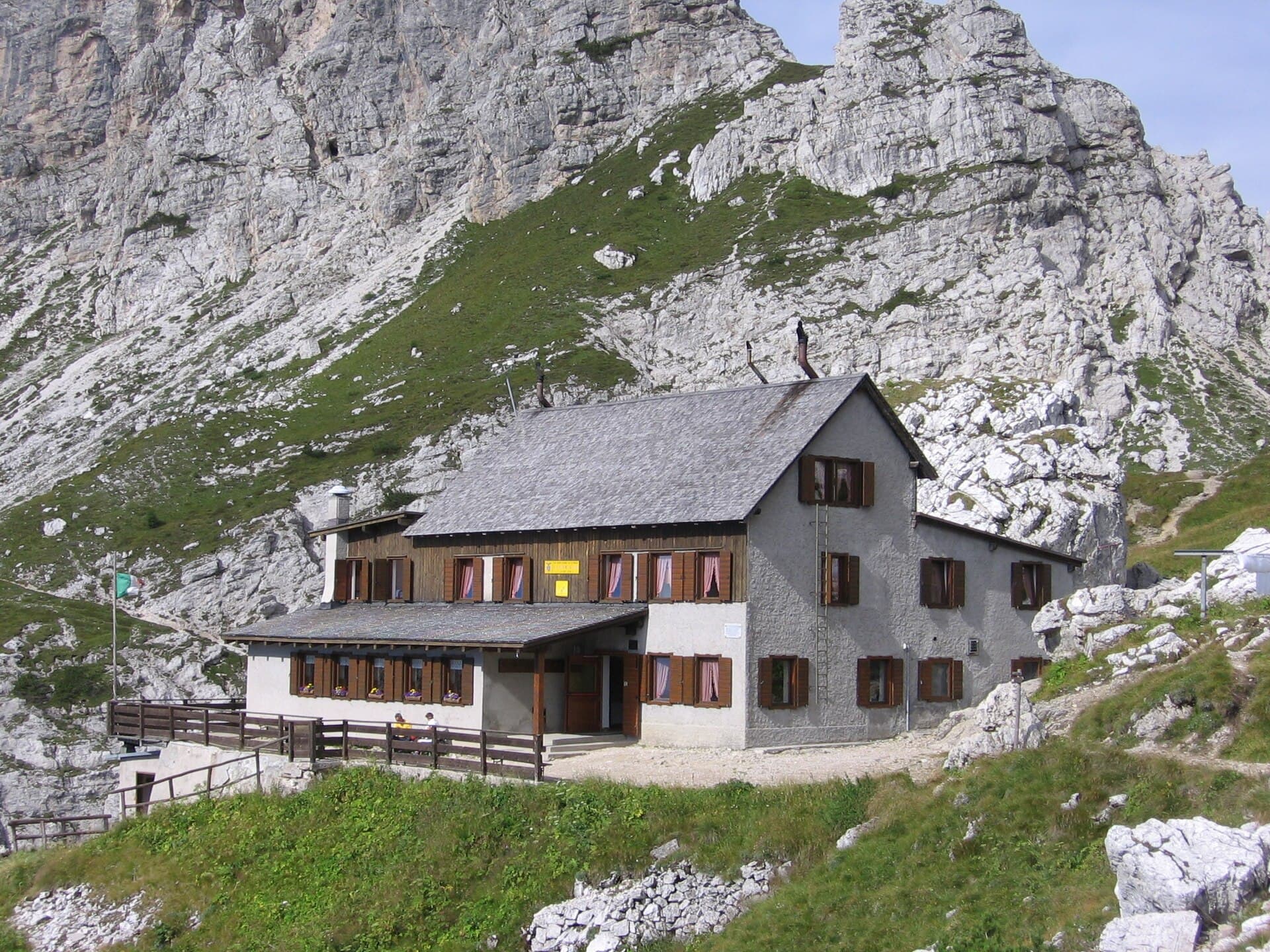 Rifugio Adolfo Sonino al Coldai (via Wikimedia Commons, CC BY-SA 3.0)