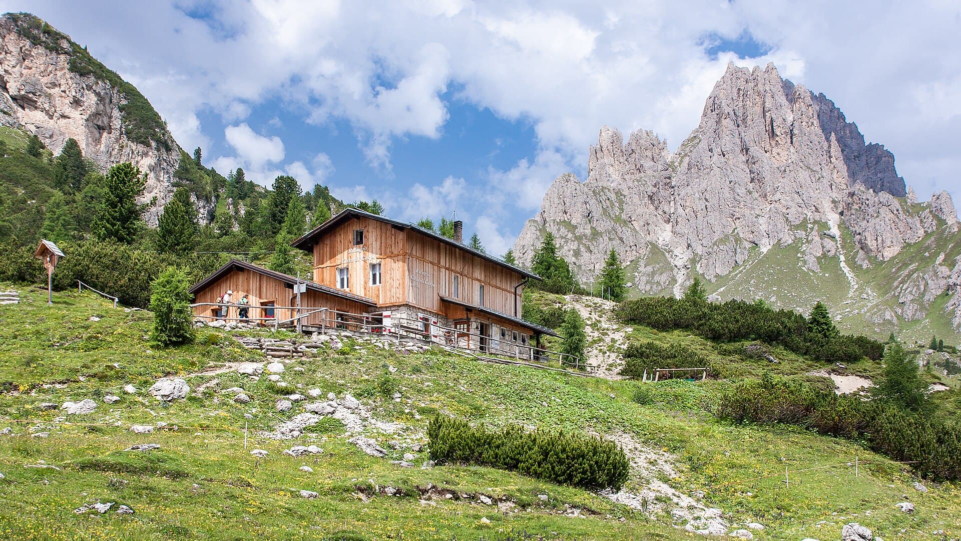 Rifugio Città di Carpi (via Wikimedia Commons, CC BY-SA 4.0)