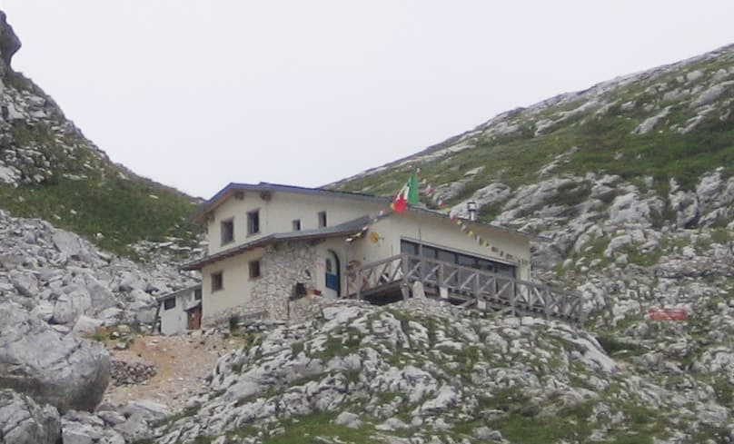 Rifugio Carlo e Massimo Semenza (via Wikimedia Commons, CC BY-SA 2.5)